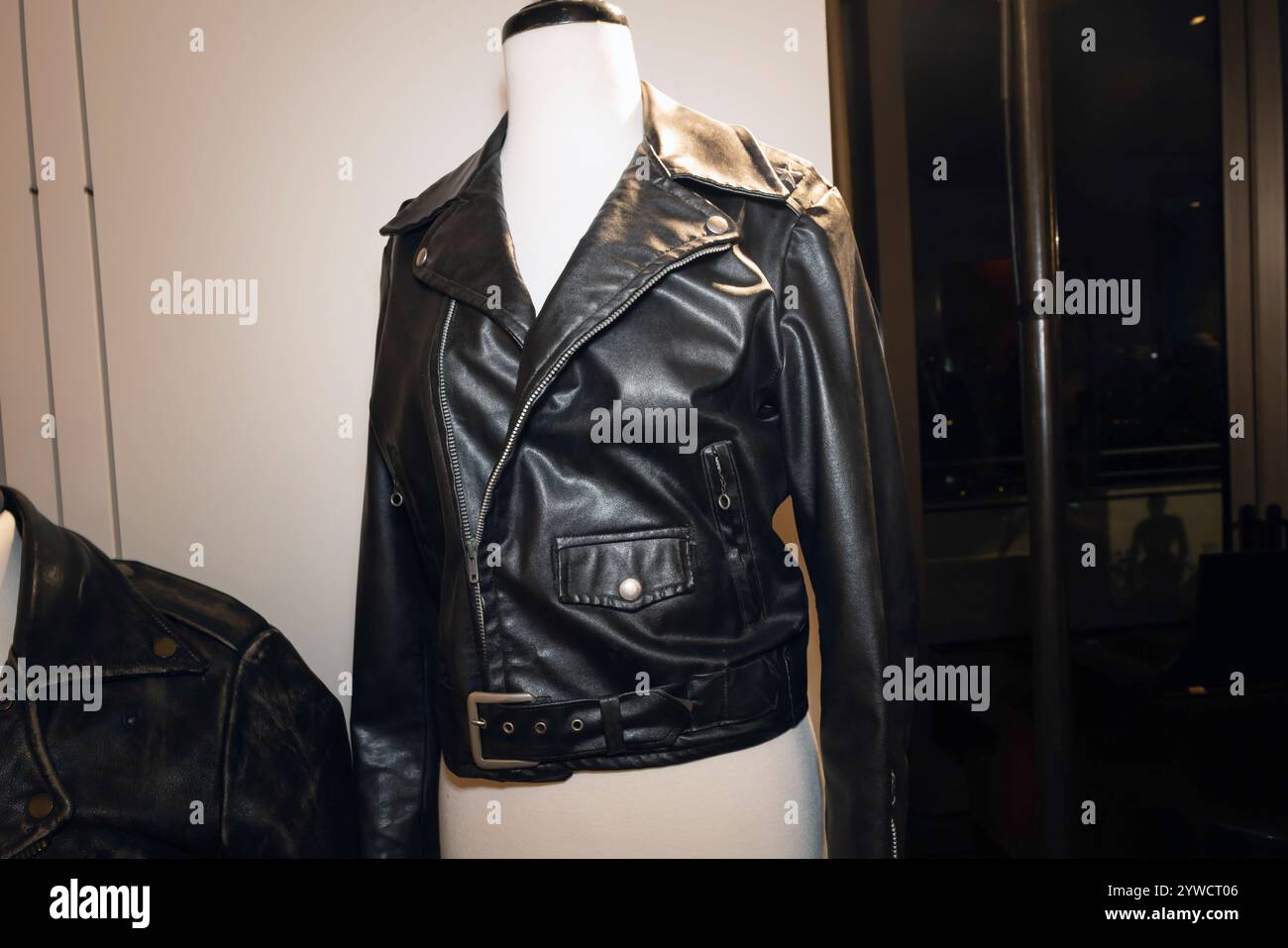 Beverly Hills, Stati Uniti. 22 aprile 2023. Festa VIP di pre-asta della settimana delle leggende di Hollywood presso il Waldorf Astoria di Beverly Hills, ospitato dalle azioni di Julien. L'asta vedrà la partecipazione di Sir Laurence Olivier e Dame Joan Plowright, Bob Mackie, Olivia Newton-John e altri notabili hollywoodiani. Giacca in pelle "Grease" Olivia Newton-John. 12/9/2024 Waldorf Astoria Hotel, Beverly Hills, CA. USA (foto di Ted Soqui/SIPA Photo USA) credito: SIPA USA/Alamy Live News Foto Stock