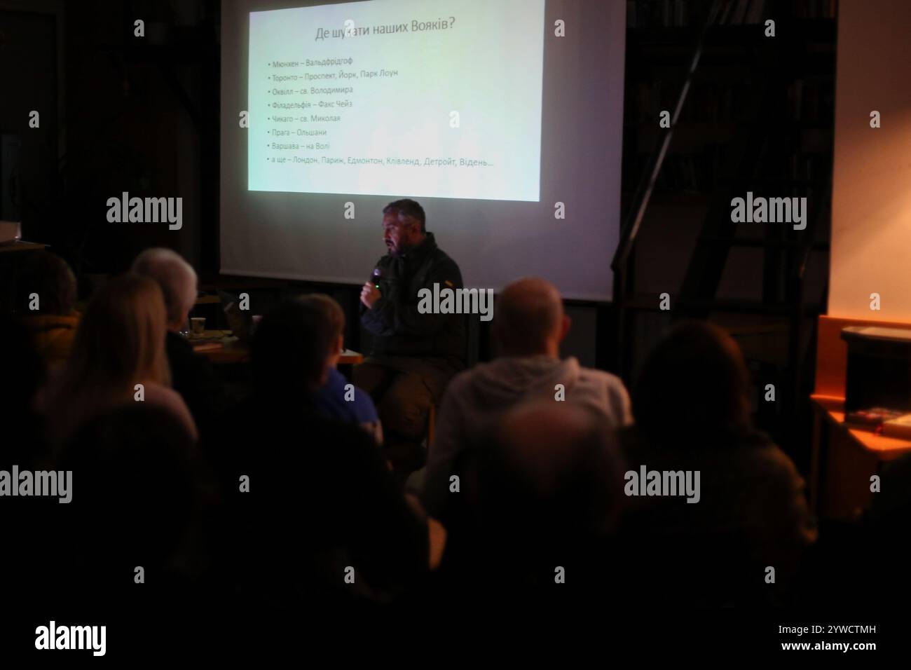 Odessa, Ucraina. 10 dicembre 2024. Vakhtang Kipiani durante una conferenza presso la Biblioteca scientifica regionale di Odesa intitolata a M. Hrushevsky. Vakhtang Kipiani è un giornalista ucraino, storico e giornalista d'opinione, il più famoso per il suo libro "il caso di Vasyl Stus" che ha vinto il primo posto nella "Lista dei 30 libri iconici dell'indipendenza Ucraina" compilata dall'Istituto del Libro ucraino e dal Ministero della Cultura e della politica dell'informazione dell'Ucraina con l'aiuto del voto degli elettori qualificati nel 2021. (Foto di Viacheslav Onyshchenko/SOPA Images/Sipa USA) credito: SIPA USA/Alamy Live News Foto Stock