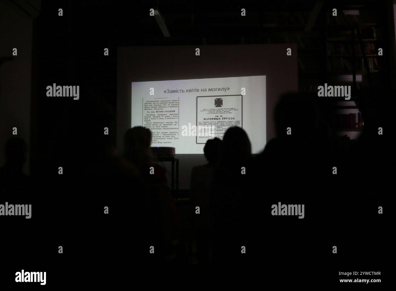 Udienza durante la conferenza di Vakhtang Kipiani nella Biblioteca scientifica regionale di Odesa intitolata a M. Hrushevskyi in condizioni di mancanza di luce. Vakhtang Kipiani è un giornalista ucraino, storico e giornalista d'opinione, il più famoso per il suo libro "il caso di Vasyl Stus" che ha vinto il primo posto nella "Lista dei 30 libri iconici dell'indipendenza Ucraina" compilata dall'Istituto del Libro ucraino e dal Ministero della Cultura e della politica dell'informazione dell'Ucraina con l'aiuto del voto degli elettori qualificati nel 2021. (Foto di Viacheslav Onyshchenko/SOPA Images/Sipa USA) Foto Stock