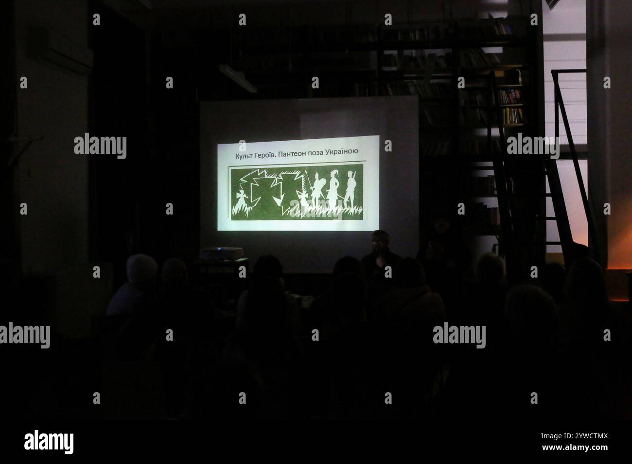 Conferenza di Vakhtang Kipiani "sullo scudo all'eternità" nella Biblioteca scientifica regionale di Odesa intitolata a M. Hrushevskyi in condizioni di mancanza di luce. Vakhtang Kipiani è un giornalista ucraino, storico e giornalista d'opinione, il più famoso per il suo libro "il caso di Vasyl Stus" che ha vinto il primo posto nella "Lista dei 30 libri iconici dell'indipendenza Ucraina" compilata dall'Istituto del Libro ucraino e dal Ministero della Cultura e della politica dell'informazione dell'Ucraina con l'aiuto del voto degli elettori qualificati nel 2021. (Foto di Viacheslav Onyshchenko/SOPA Images/Sipa USA) Foto Stock