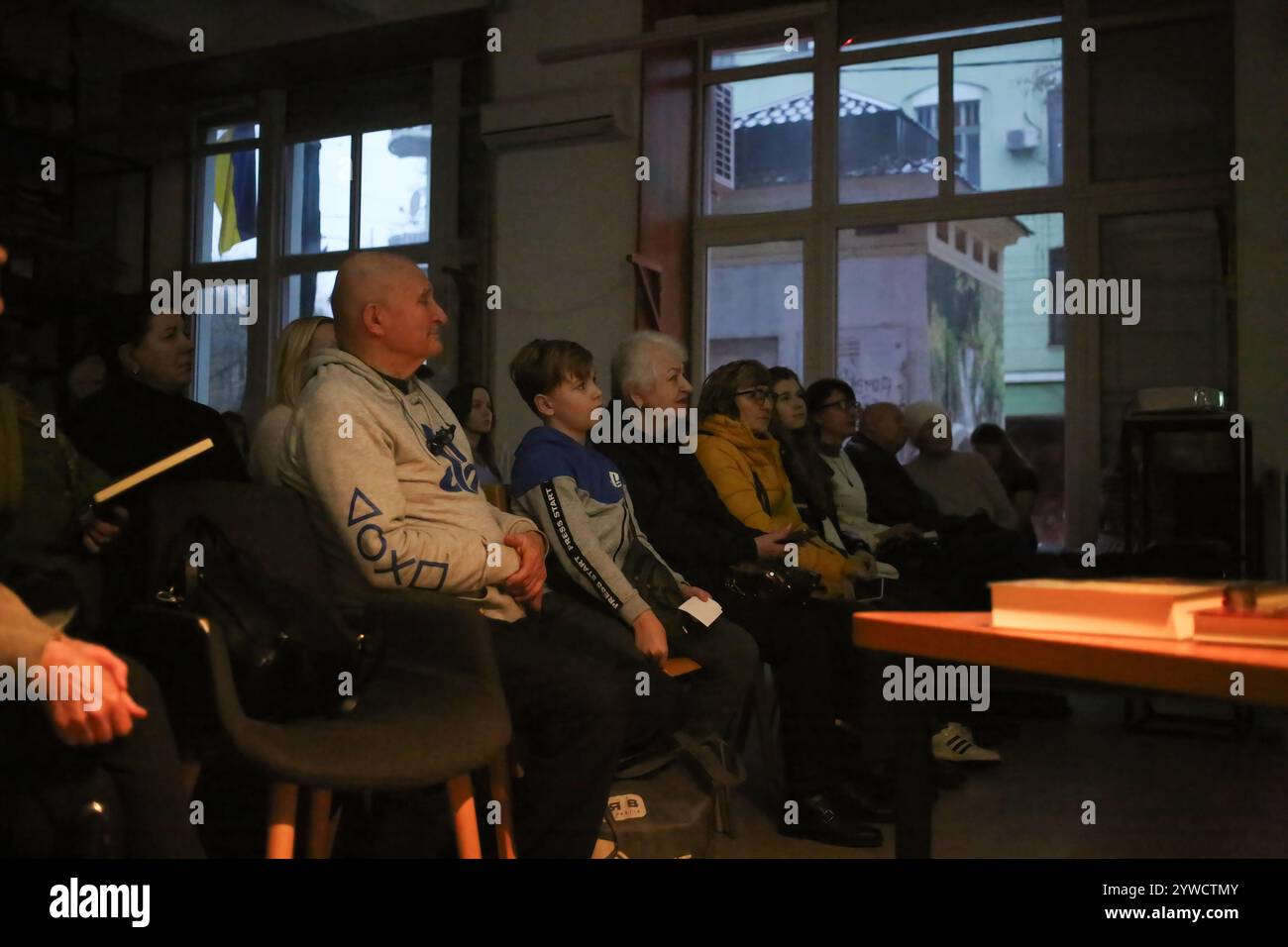 Udienza durante la conferenza di Vakhtang Kipiani nella Biblioteca scientifica regionale di Odesa intitolata a M. Hrushevskyi in condizioni di mancanza di luce. Vakhtang Kipiani è un giornalista ucraino, storico e giornalista d'opinione, il più famoso per il suo libro "il caso di Vasyl Stus" che ha vinto il primo posto nella "Lista dei 30 libri iconici dell'indipendenza Ucraina" compilata dall'Istituto del Libro ucraino e dal Ministero della Cultura e della politica dell'informazione dell'Ucraina con l'aiuto del voto degli elettori qualificati nel 2021. (Foto di Viacheslav Onyshchenko/SOPA Images/Sipa USA) Foto Stock