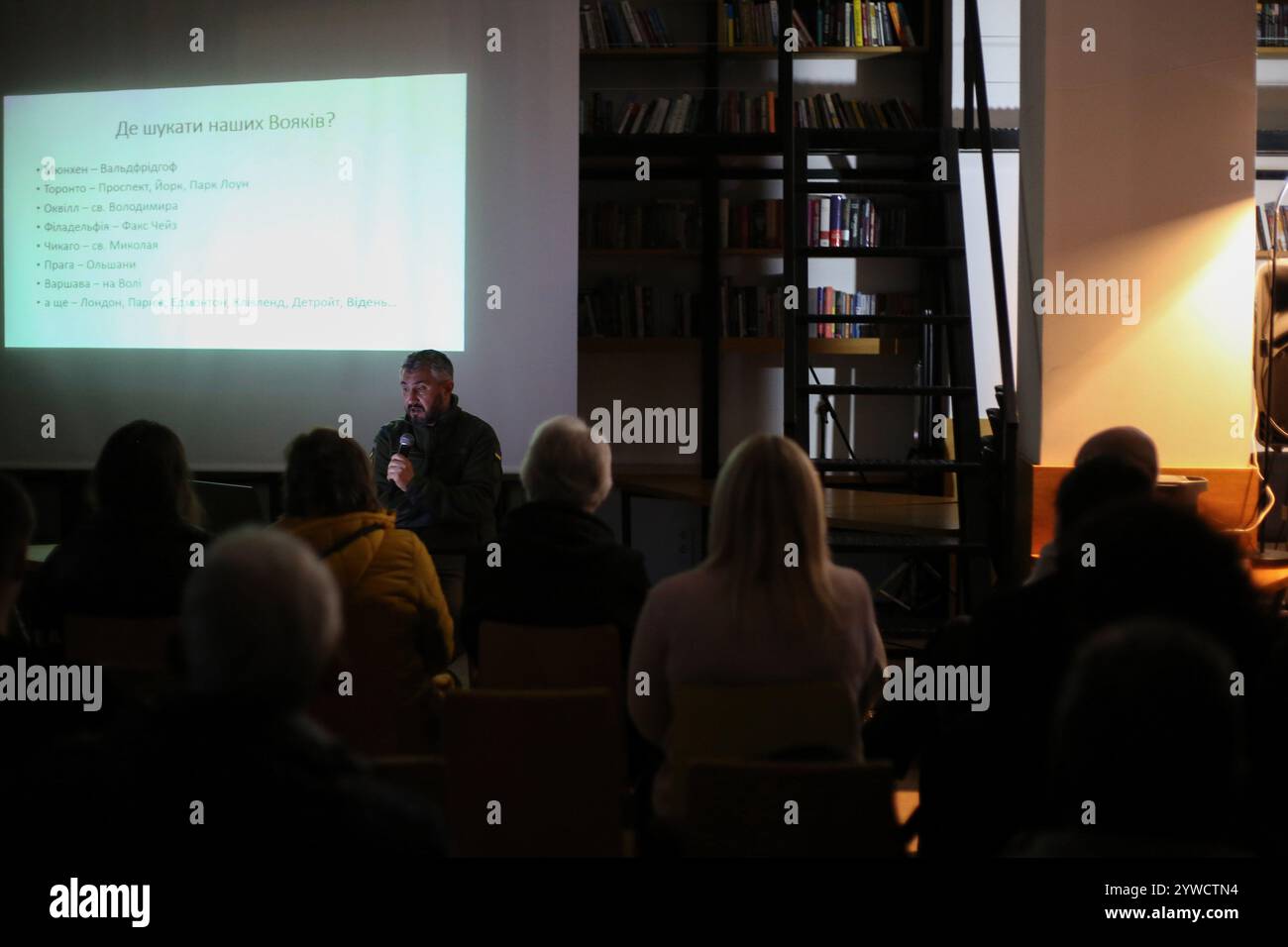 Odessa, Ucraina. 10 dicembre 2024. Vakhtang Kipiani durante una conferenza presso la Biblioteca scientifica regionale di Odesa intitolata a M. Hrushevsky. Vakhtang Kipiani è un giornalista ucraino, storico e giornalista d'opinione, il più famoso per il suo libro "il caso di Vasyl Stus" che ha vinto il primo posto nella "Lista dei 30 libri iconici dell'indipendenza Ucraina" compilata dall'Istituto del Libro ucraino e dal Ministero della Cultura e della politica dell'informazione dell'Ucraina con l'aiuto del voto degli elettori qualificati nel 2021. (Foto di Viacheslav Onyshchenko/SOPA Images/Sipa USA) credito: SIPA USA/Alamy Live News Foto Stock