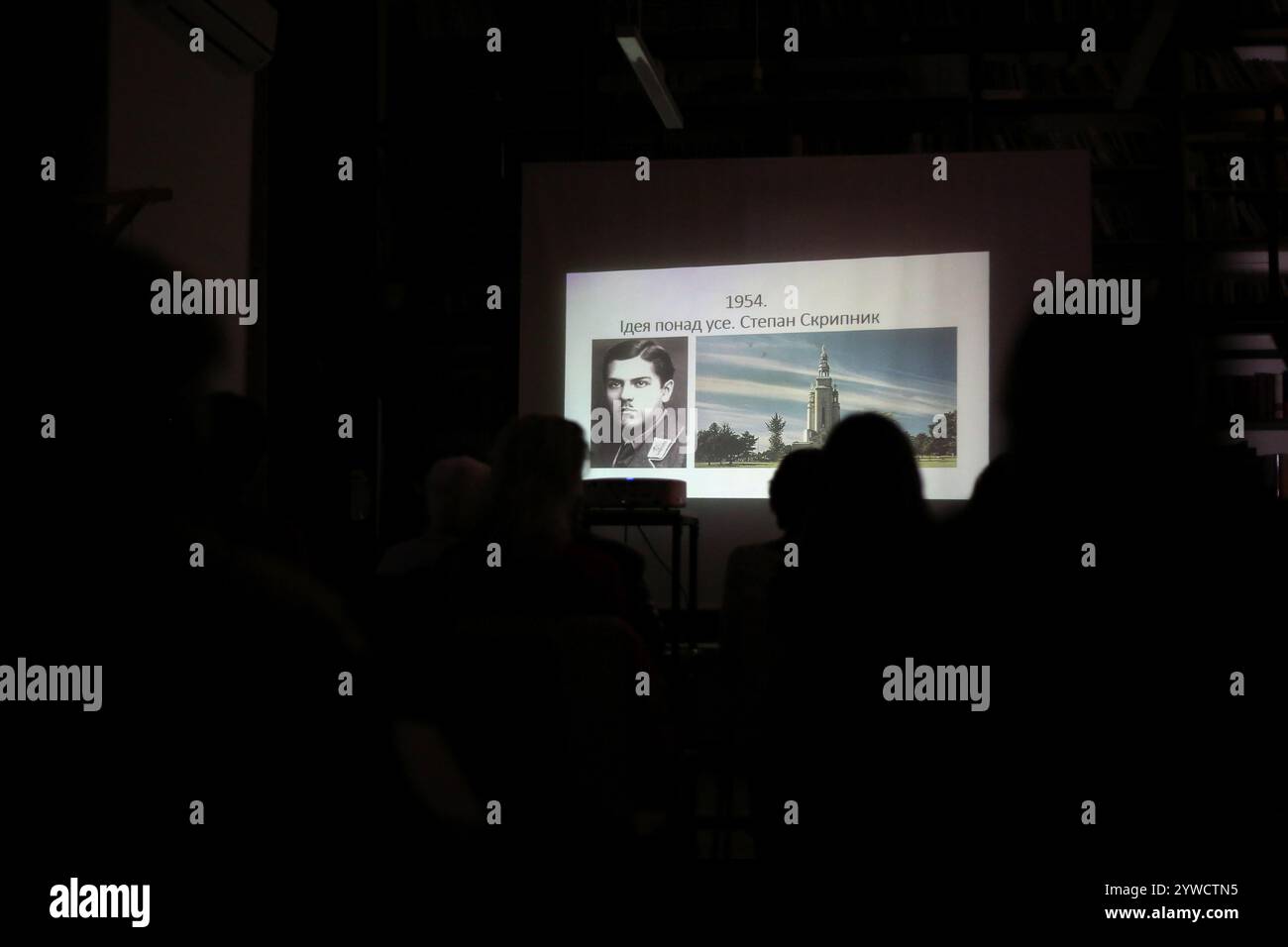 Conferenza di Vakhtang Kipiani "sullo scudo all'eternità" nella Biblioteca scientifica regionale di Odesa intitolata a M. Hrushevskyi in condizioni di mancanza di luce. Vakhtang Kipiani è un giornalista ucraino, storico e giornalista d'opinione, il più famoso per il suo libro "il caso di Vasyl Stus" che ha vinto il primo posto nella "Lista dei 30 libri iconici dell'indipendenza Ucraina" compilata dall'Istituto del Libro ucraino e dal Ministero della Cultura e della politica dell'informazione dell'Ucraina con l'aiuto del voto degli elettori qualificati nel 2021. (Foto di Viacheslav Onyshchenko/SOPA Images/Sipa USA) Foto Stock