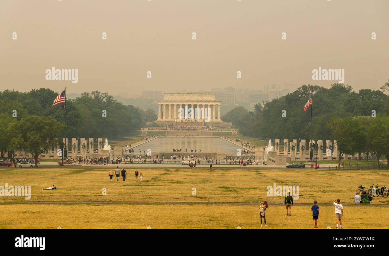 Vista del Lincoln Memorial e della Reflecting Pool a Washington, D.C., con cieli pieni di fumo causati da incendi lontani, che creano un'atmosfera nebulosa. Foto Stock