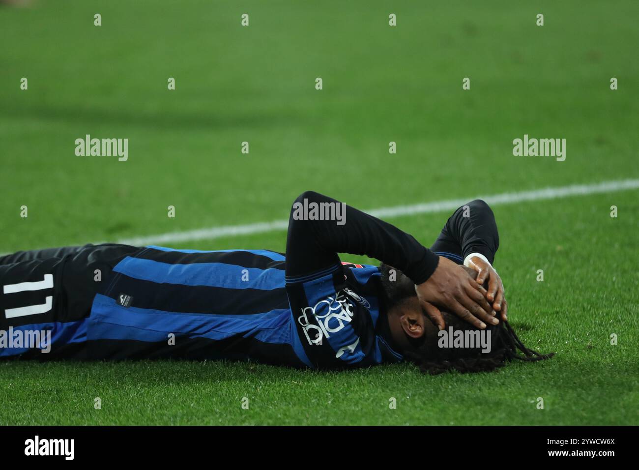 Bergamo, Italia. 10 dicembre 2024. L'Ademola Lookman dell'Atalanta reagisce durante la partita di UEFA Champions League tra l'Atalanta e il Real Madrid a Bergamo, in Italia, il 10 dicembre 2024. Crediti: Li Jing/Xinhua/Alamy Live News Foto Stock