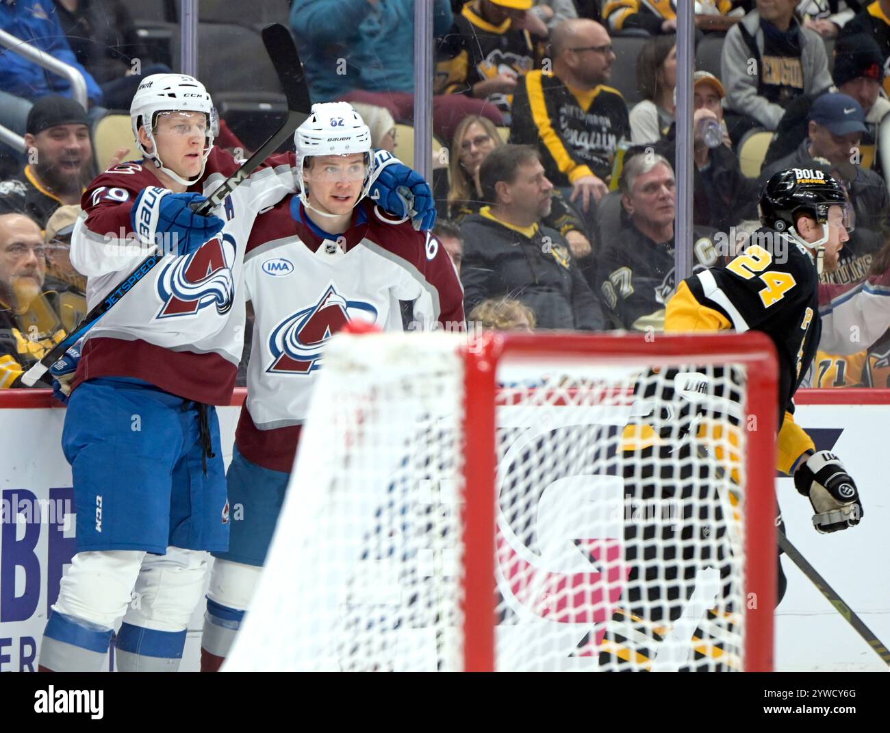 Pittsburgh, Stati Uniti. 10 dicembre 2024. Il centro di Colorado Avalanche Nathan MacKinnon (29) celebra il suo gol con l'ala sinistra dei Colorado Avalanche Artturi Lehkonen (62) durante il primo periodo contro i Pittsburgh Penguins alla PPG Paints Arena di Pittsburgh martedì 10 dicembre 2024. Foto di Archie Carpenter/UPI. Crediti: UPI/Alamy Live News Foto Stock