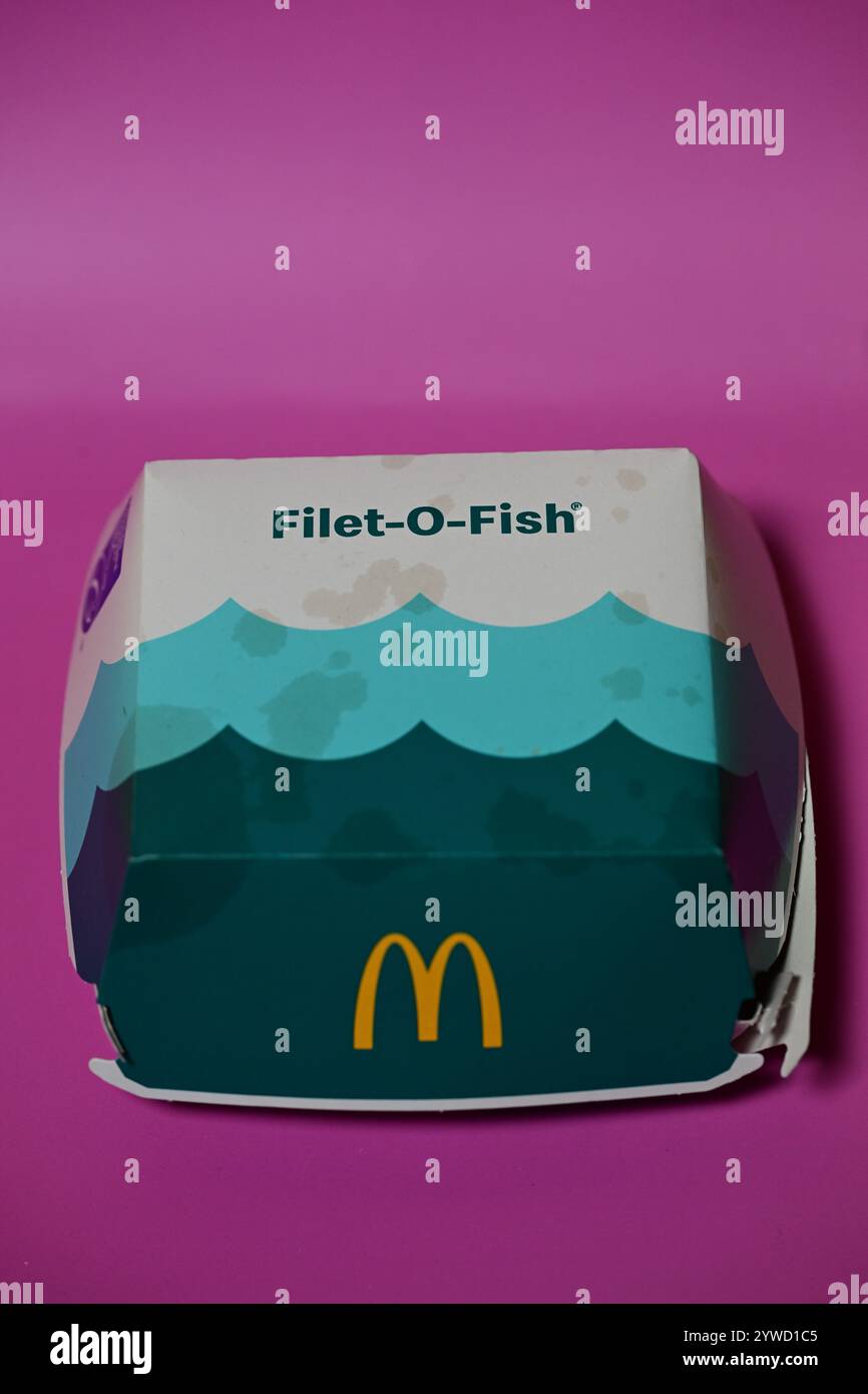 Skånes-Fagerhult, Skåne, Svezia. 11 dicembre 2024. McDonalds Filet-o-Fish. Foto Stock