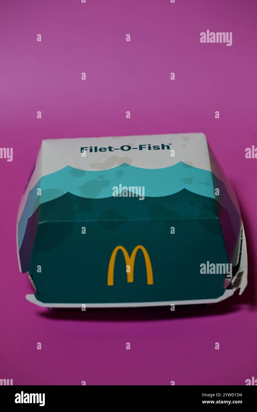 Skånes-Fagerhult, Skåne, Svezia. 11 dicembre 2024. McDonalds Filet-o-Fish. Foto Stock