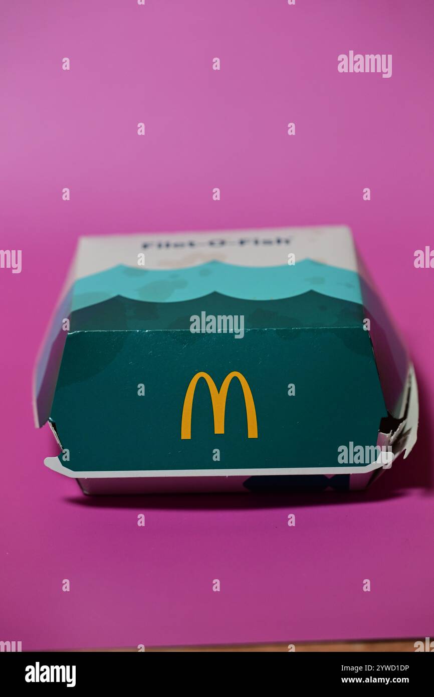 Skånes-Fagerhult, Skåne, Svezia. 11 dicembre 2024. McDonalds Filet-o-Fish. Foto Stock