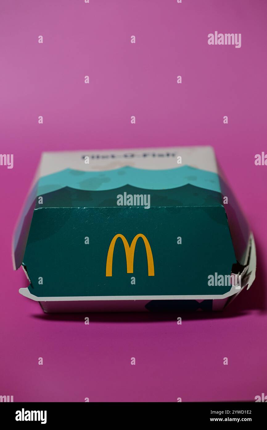 Skånes-Fagerhult, Skåne, Svezia. 11 dicembre 2024. McDonalds Filet-o-Fish. Foto Stock