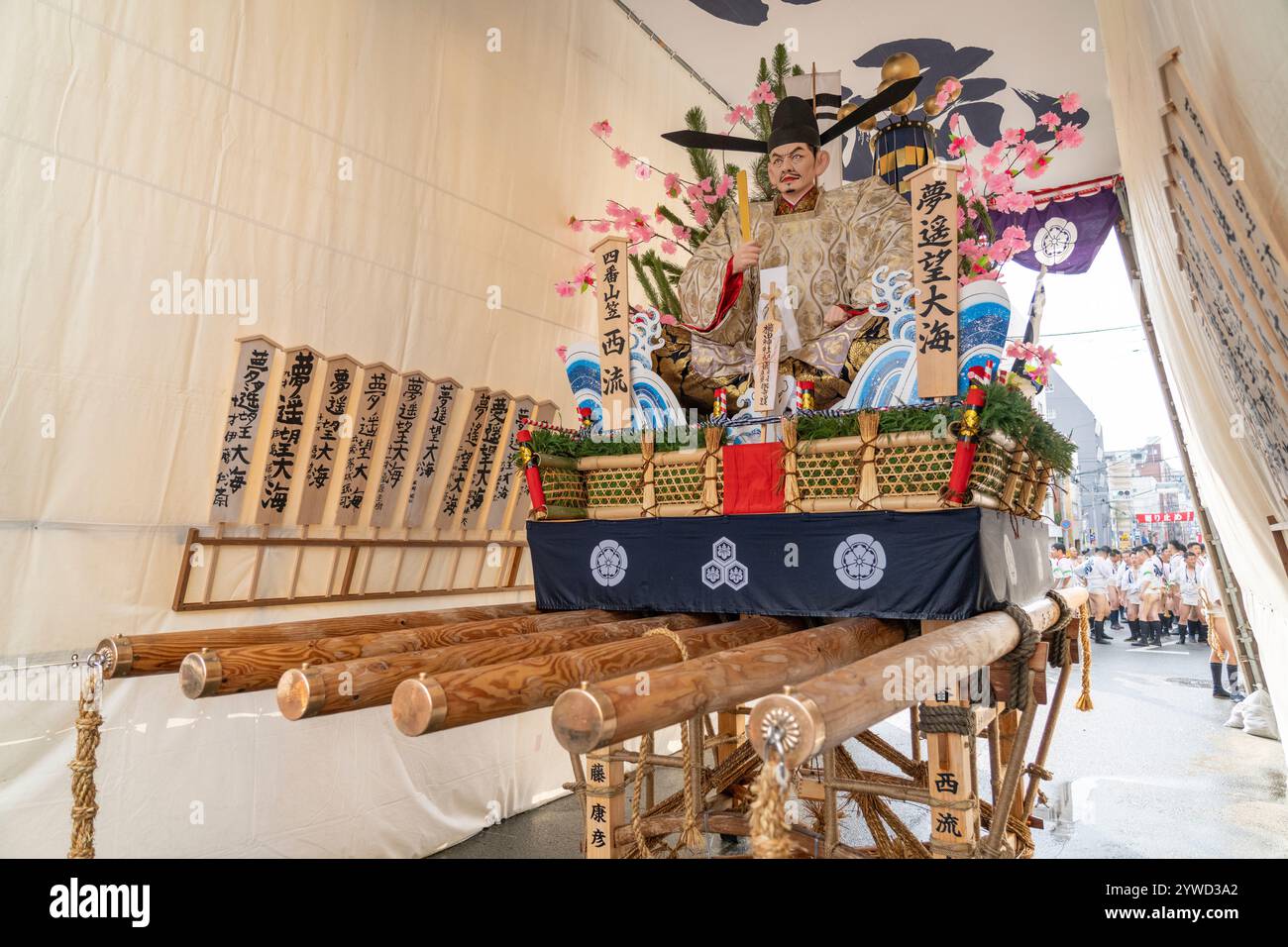 Hakata Gion Yamakasa, Fukuoka City, Kyushu, Giappone. Questo festival registrato come patrimonio immateriale dell'UNESCO vede gli uomini portare santuari portatili Foto Stock