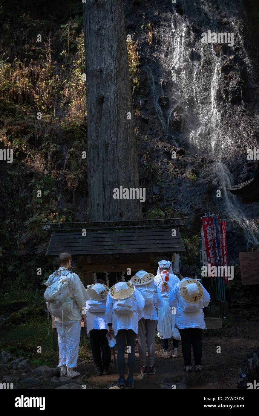 Pellegrinaggio sacro noto come il viaggio della rinascita che comporta il viaggio attraverso il presente, il passato e il futuro su queste tre montagne sacre. Quelli Foto Stock