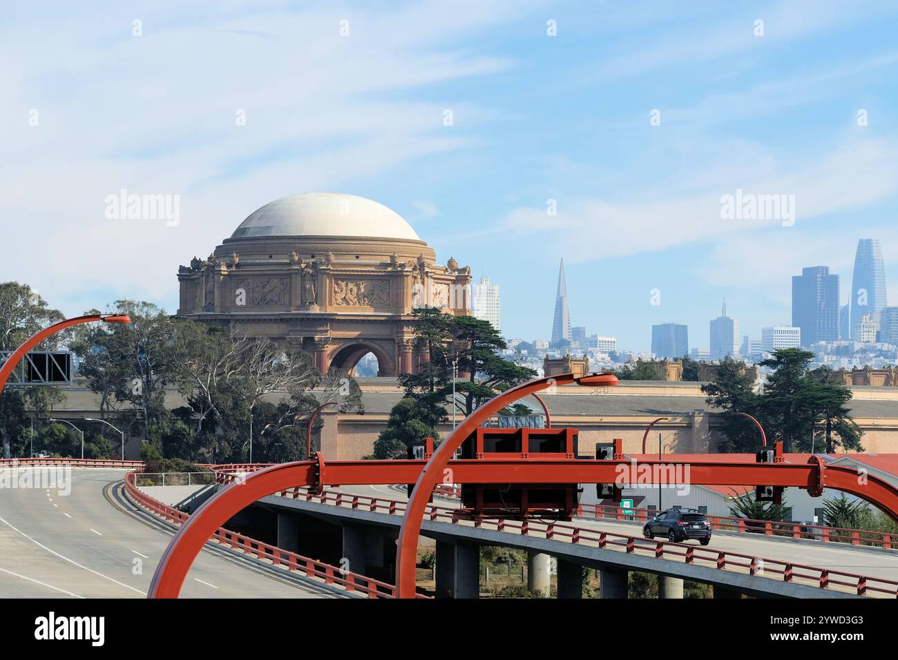 Palazzo delle Belle Arti visto dall'area del parco Tunnel Tops nel Presidio, San Francisco, California, con lo skyline della città sullo sfondo. Foto Stock