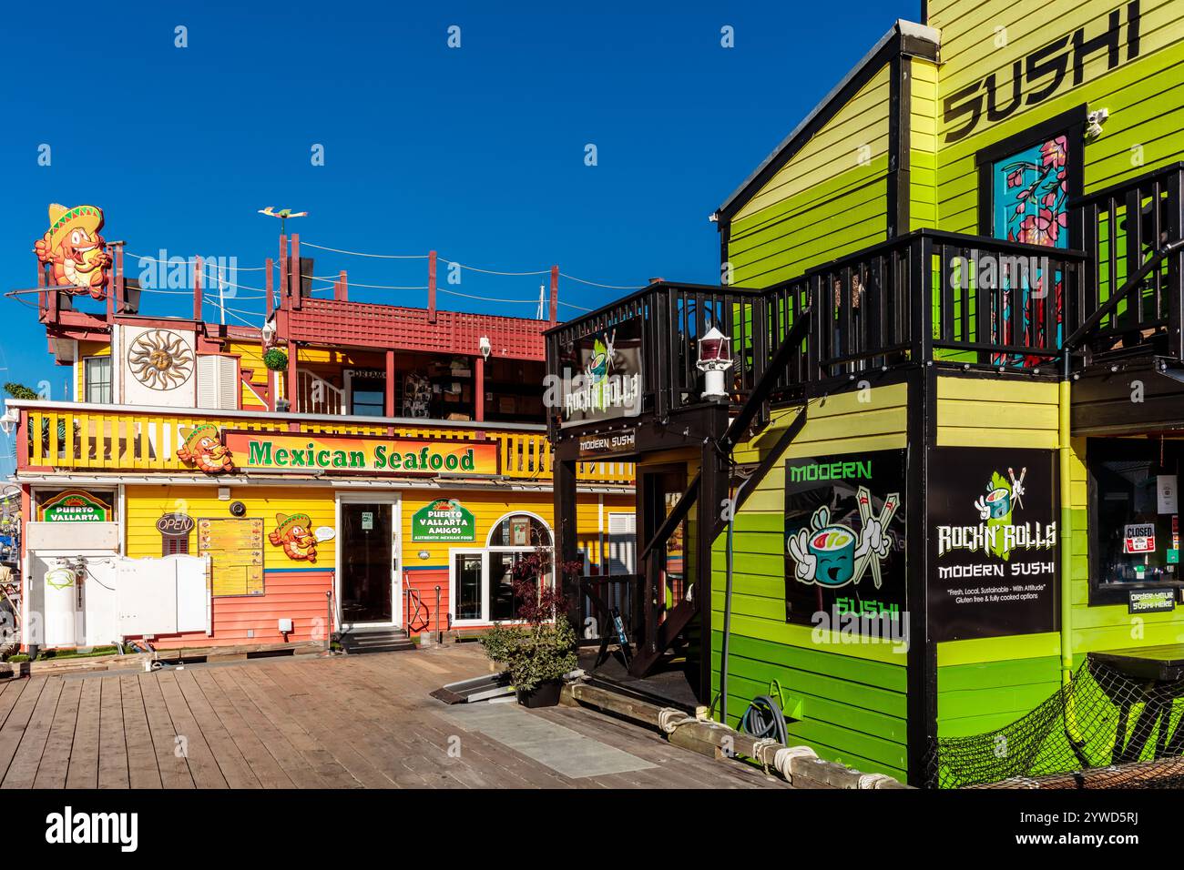 Un ristorante con esterno verde e giallo e un cartello che dice Rock Hill. Gli interni sono decorati con piatti messicani di pesce e asiatici Foto Stock