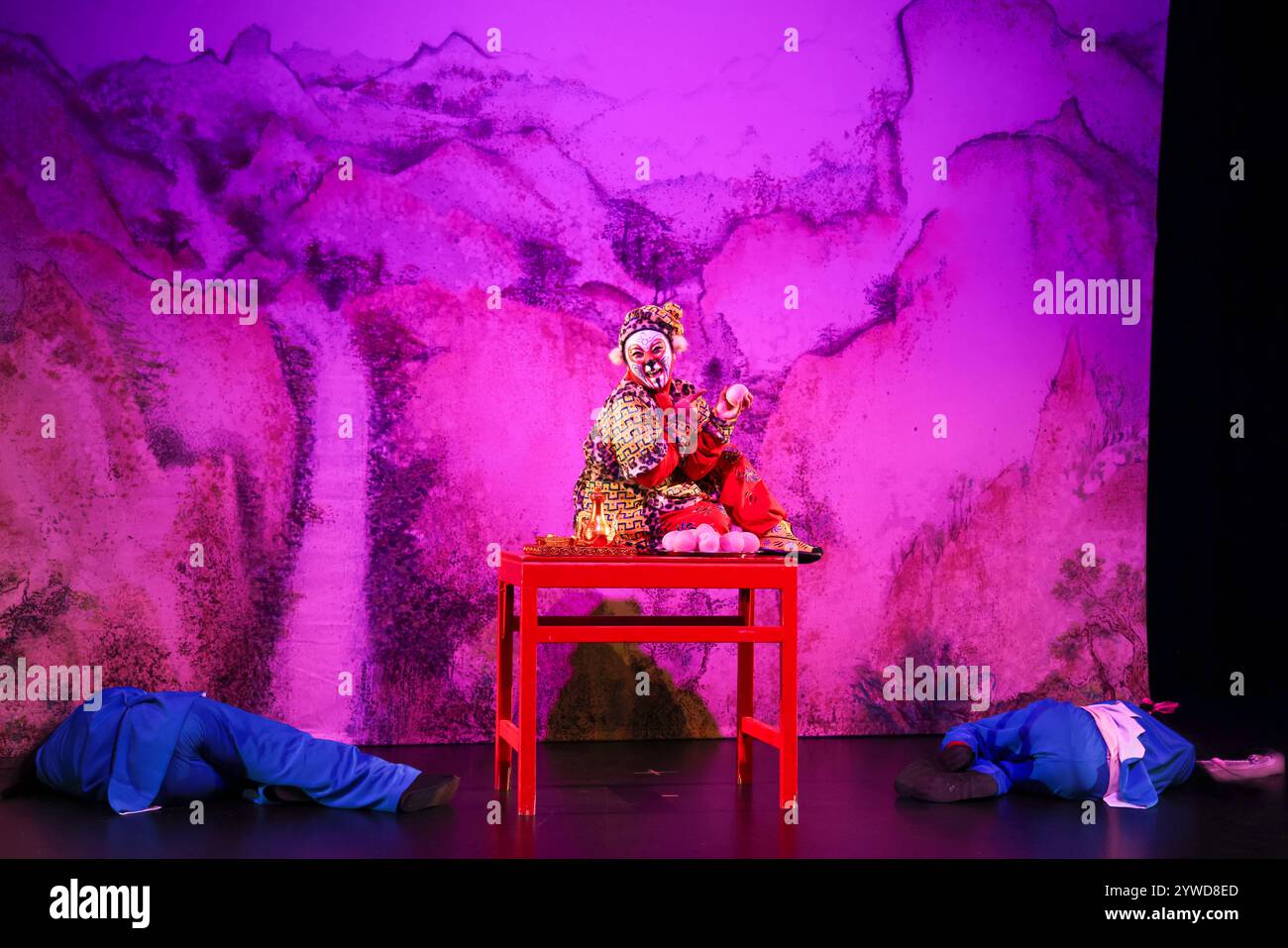 Montreal, Canada. 23 novembre 2024. Il Consolato generale cinese a Montreal tenne lo spettacolo tematico sull'amicizia tra Cina e Canada a Montreal, Canada, la sera del 23 novembre 2024. Artisti locali cinesi e altri artisti etnici hanno eseguito la rappresentazione teatrale francese Monkey King. Credito: Yu Ruidong/China News Service/Alamy Live News Foto Stock
