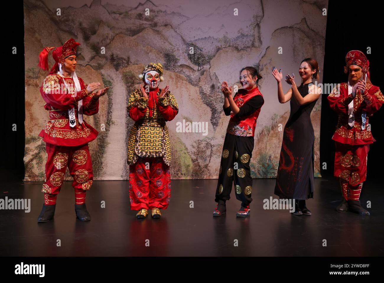 Montreal, Canada. 23 novembre 2024. Il Consolato generale cinese a Montreal tenne lo spettacolo tematico sull'amicizia tra Cina e Canada a Montreal, Canada, la sera del 23 novembre 2024. Artisti locali cinesi e altri artisti etnici hanno eseguito la rappresentazione teatrale francese Monkey King. Credito: Yu Ruidong/China News Service/Alamy Live News Foto Stock