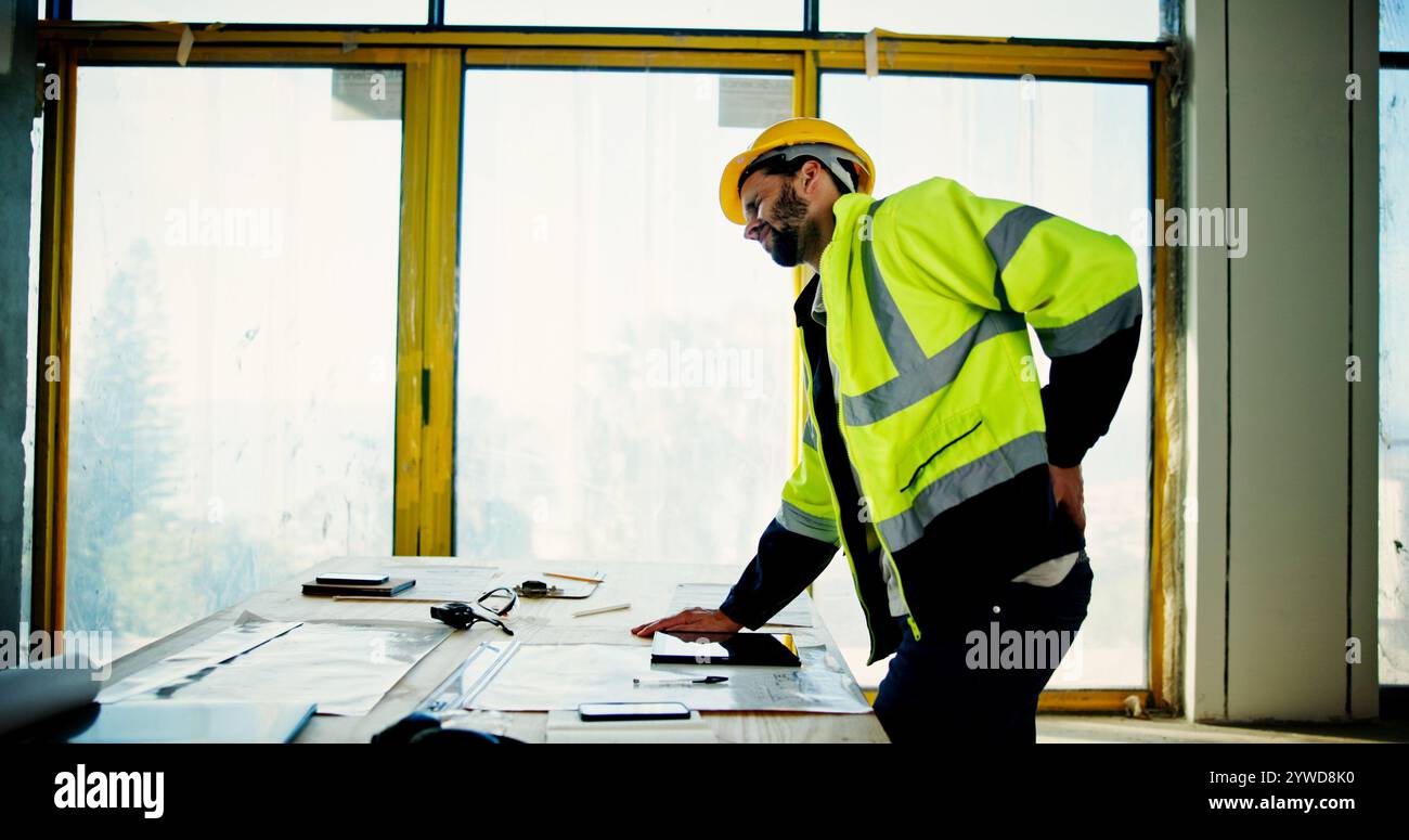 Mal di schiena, operaio edile e uomo in ufficio con stress per lesioni, incidenti e sforzo muscolare. Lavoro manuale, burnout tecnico e persona con Foto Stock