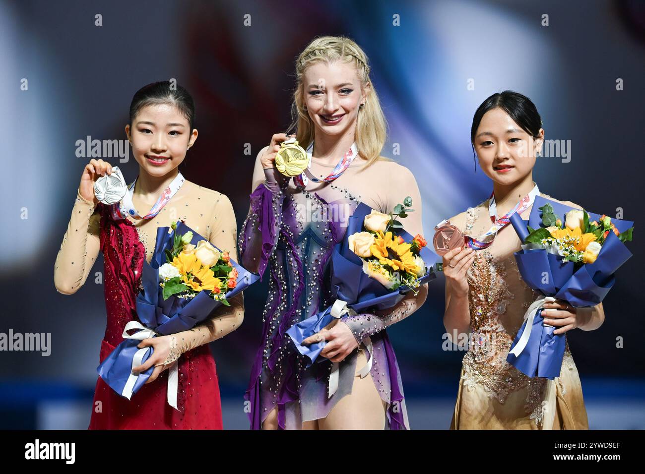 La cerimonia di premiazione del pattinaggio singolo femminile.Chongqing, Cina.23 novembre 2024. Il Gran Premio del mondo di pattinaggio di figura della Coppa della Cina 2024 si è concluso a Chongqing la sera del 23 novembre 2024. Credito: He Penglei/China News Service/Alamy Live News Foto Stock