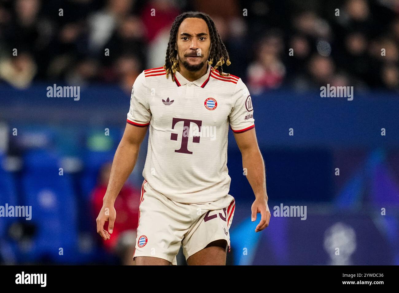 Gelsenkirchen, Germania. 10 dicembre 2024. GELSENKIRCHEN, GERMANIA - 10 DICEMBRE: Sacha Boey dell'FC Bayern Munchen guarda durante la fase MD6 della UEFA Champions League 2024/25 tra l'FC Shakhtar Donetsk e l'FC Bayern München all'Arena AufSchalke il 10 dicembre 2024 a Gelsenkirchen, Germania. (Foto di René Nijhuis/MB Media) credito: MB Media Solutions/Alamy Live News Foto Stock