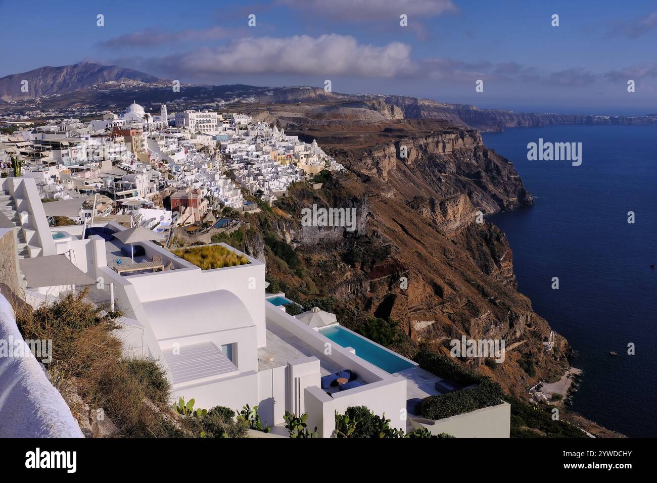 Santorini: Città di Fira, hotel, caldera e mare all'isola di Santorini (Thira), Cicladi, Grecia Foto Stock