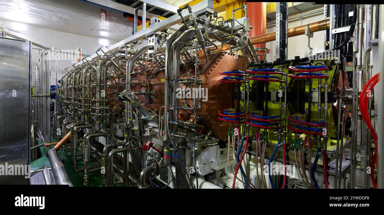 (241211) -- LANZHOU, 11 dicembre 2024 (Xinhua) -- questa foto con punti di cucitura scattata il 10 dicembre 2024 mostra parte della funzione di acceleratore a ioni pesanti (LEAF) a bassa energia e ad alta intensità. La prima struttura al mondo a basso consumo energetico e ad alta intensità di acceleratore di ioni pesanti (LEAF), sviluppata dall'Institute of Modern Physics dell'Accademia cinese delle scienze, ha recentemente superato l'ispezione di accettazione del gruppo di esperti organizzata dalla National Natural Science Foundation of China. La LAMELLA può fornire intensi fasci di ioni pesanti e fasci di ioni misti di vari stati di carica, da elementi leggeri a elementi pesanti, offrendo un Foto Stock