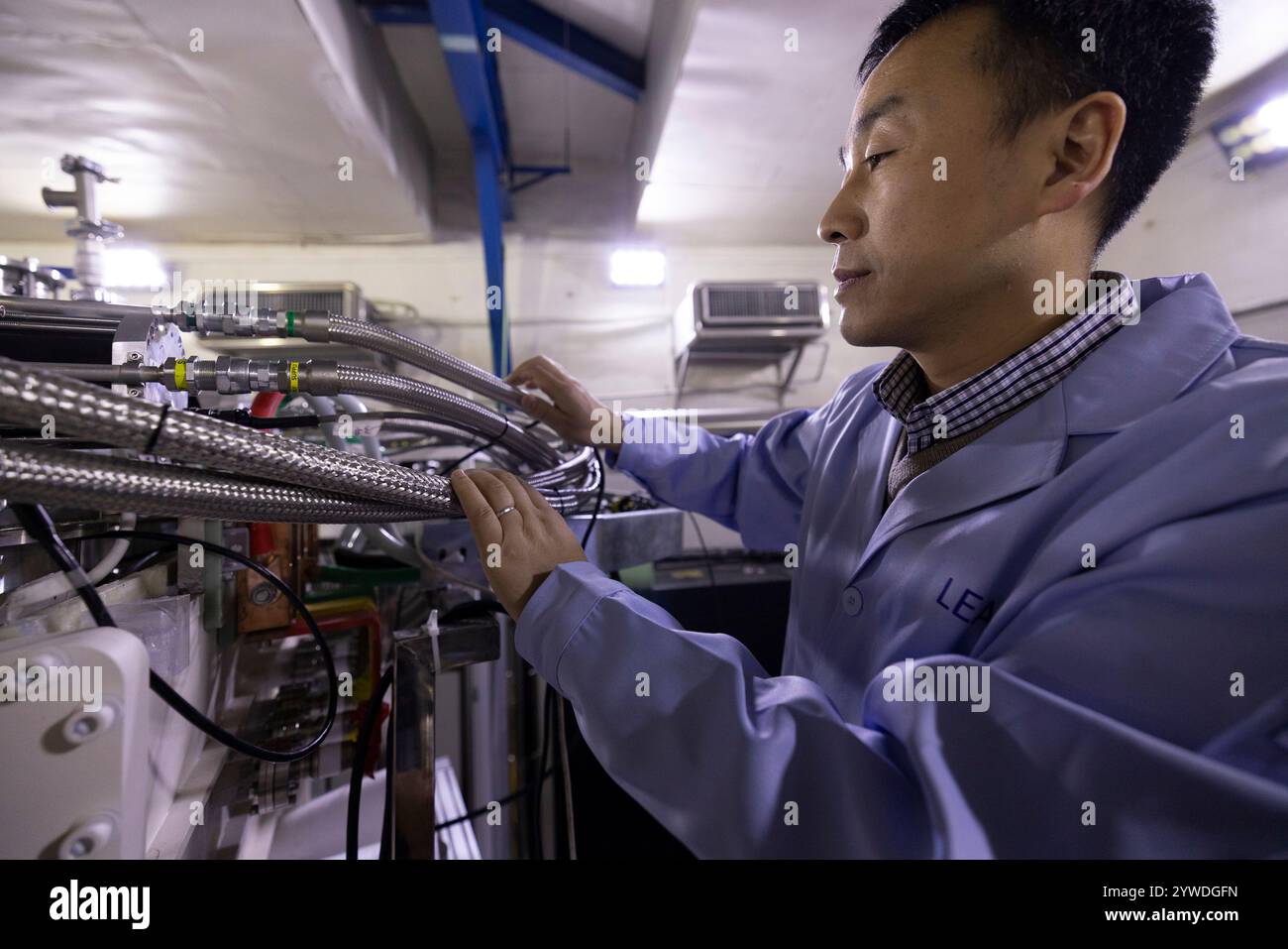 (241211) -- LANZHOU, 11 dicembre 2024 (Xinhua) -- Sun Liangting, un ricercatore presso l'Institute of Modern Physics dell'Accademia cinese delle scienze, controlla le attrezzature il 10 dicembre 2024. La prima struttura al mondo a basso consumo energetico e ad alta intensità di acceleratore di ioni pesanti (LEAF), sviluppata dall'Institute of Modern Physics dell'Accademia cinese delle scienze, ha recentemente superato l'ispezione di accettazione del gruppo di esperti organizzata dalla National Natural Science Foundation of China. La LAMELLA può fornire fasci ionici pesanti intensi e fasci ionici misti di vari stati di carica, da elementi leggeri a elementi pesanti, Foto Stock