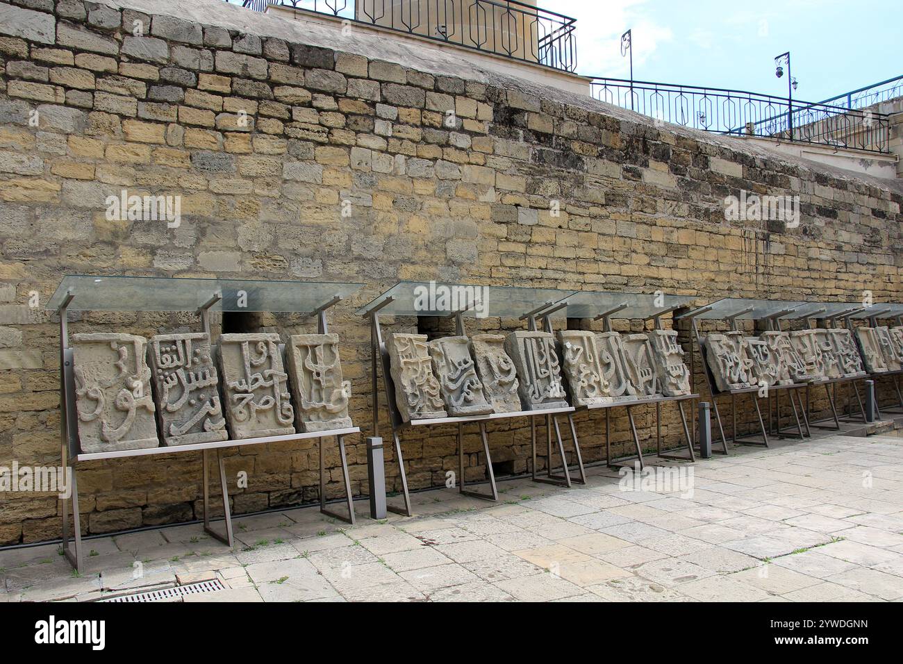 L'iscrizione di costruzione del castello di Bayil si trova nel cortile del palazzo degli Shirvanshah. Foto Stock