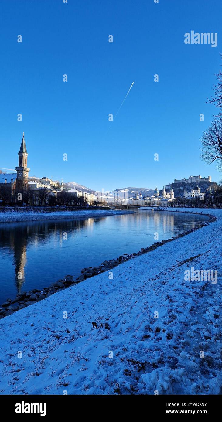 Passeggiata in città in inverno - silenzio in città - Immagine stock catturata con smartphone