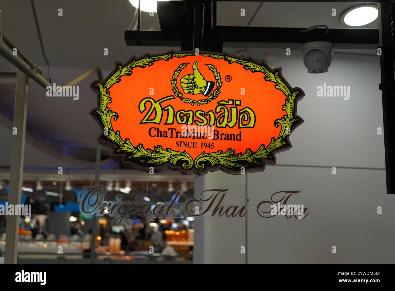 Bangkok, Tailandia, 21 novembre 2024: Insegna Chatramue nel negozio di fronte ai grandi magazzini, il famoso marchio thailandese del tè tradizionale che pubblicizza il marketing Foto Stock