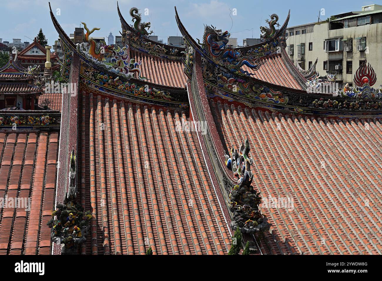 Primo piano di ornati motivi a drago e dettagli architettonici in stile Fujian Hokkien sul tetto del Tempio di Dalongdong Baoan, Taipei, Taiwan Foto Stock