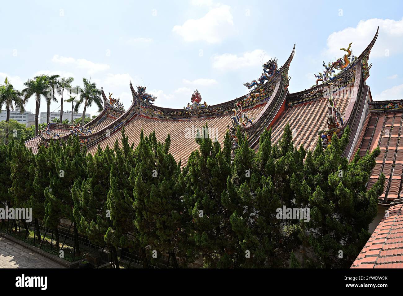 Architettura del tetto decorata in stile Fujian Hokkien tradizionale con motivi a drago qui si vedono al Tempio Baoan di Dalongdong, Taipei, Taiwan Foto Stock
