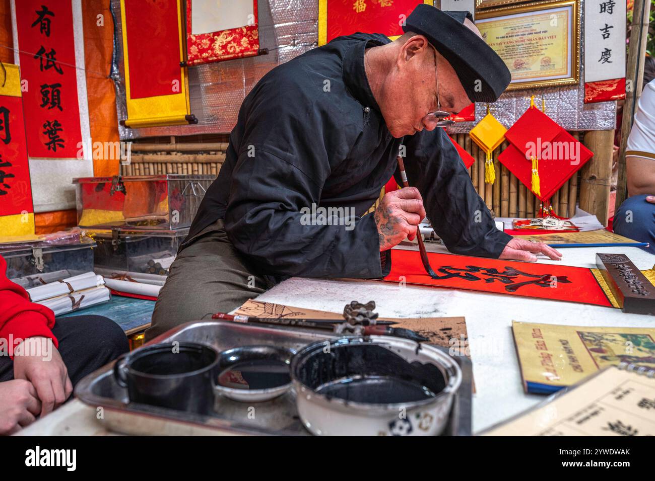 Vietnam, Hanoi, 2024-02-14, Tet festival, Capodanno cinese, calligrafia, calligrafo, tempio della letteratura, maestro, inchiostro cinese, spazzola, tradizione Foto Stock