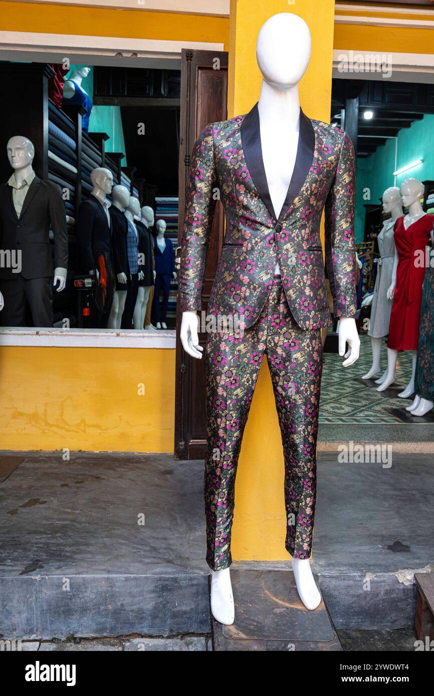Vietnam, Hoi An, 2024-02-19 città vecchia, moda, abito personalizzato, negozio, antica strada della seta, realizzato per appendere abbigliamento, sarto, originale, moda, exxentric Foto Stock