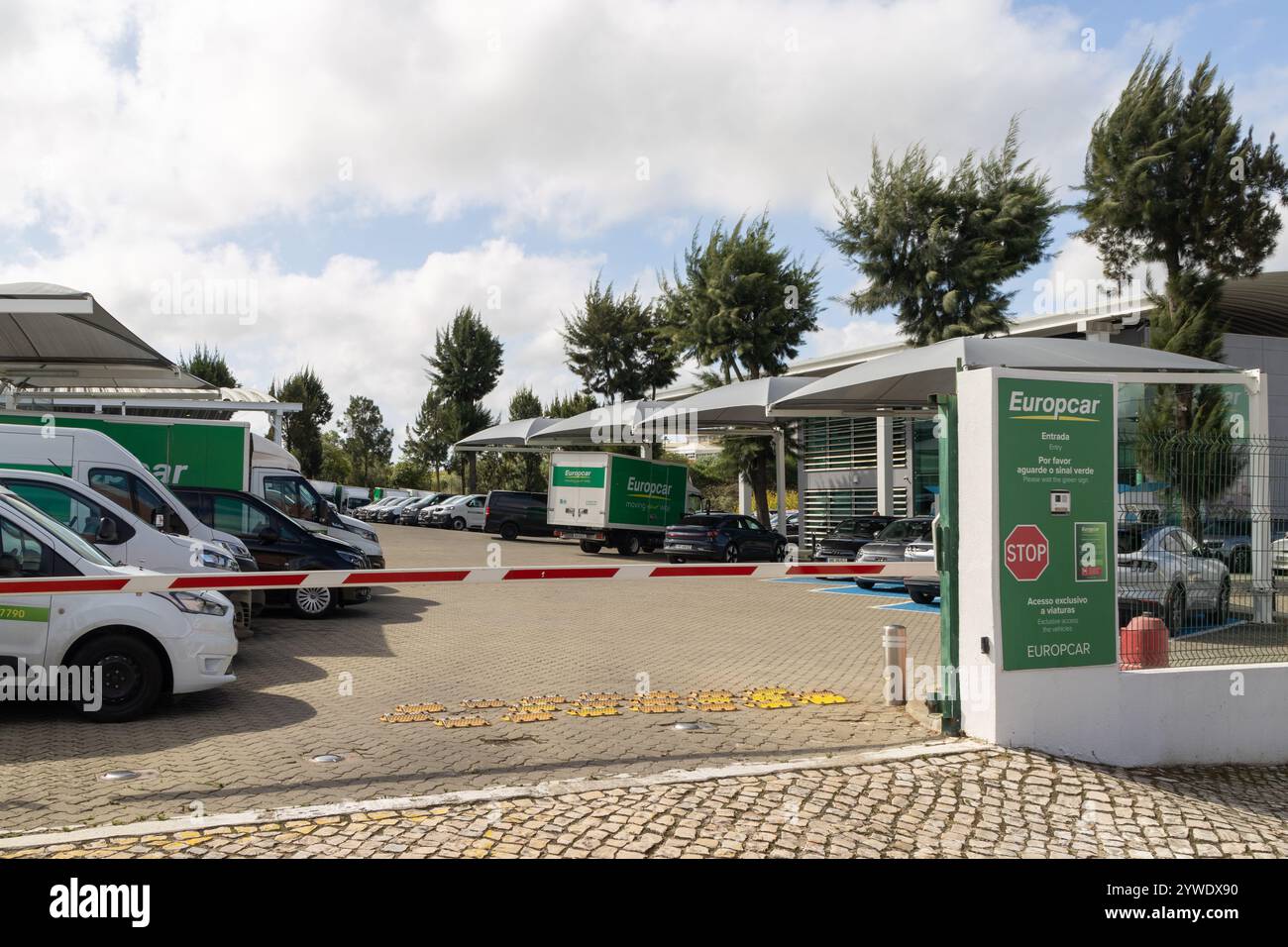 Parcheggio Europcar con noleggio auto e furgoni pronti per i clienti, con il logo europcar visibile Foto Stock