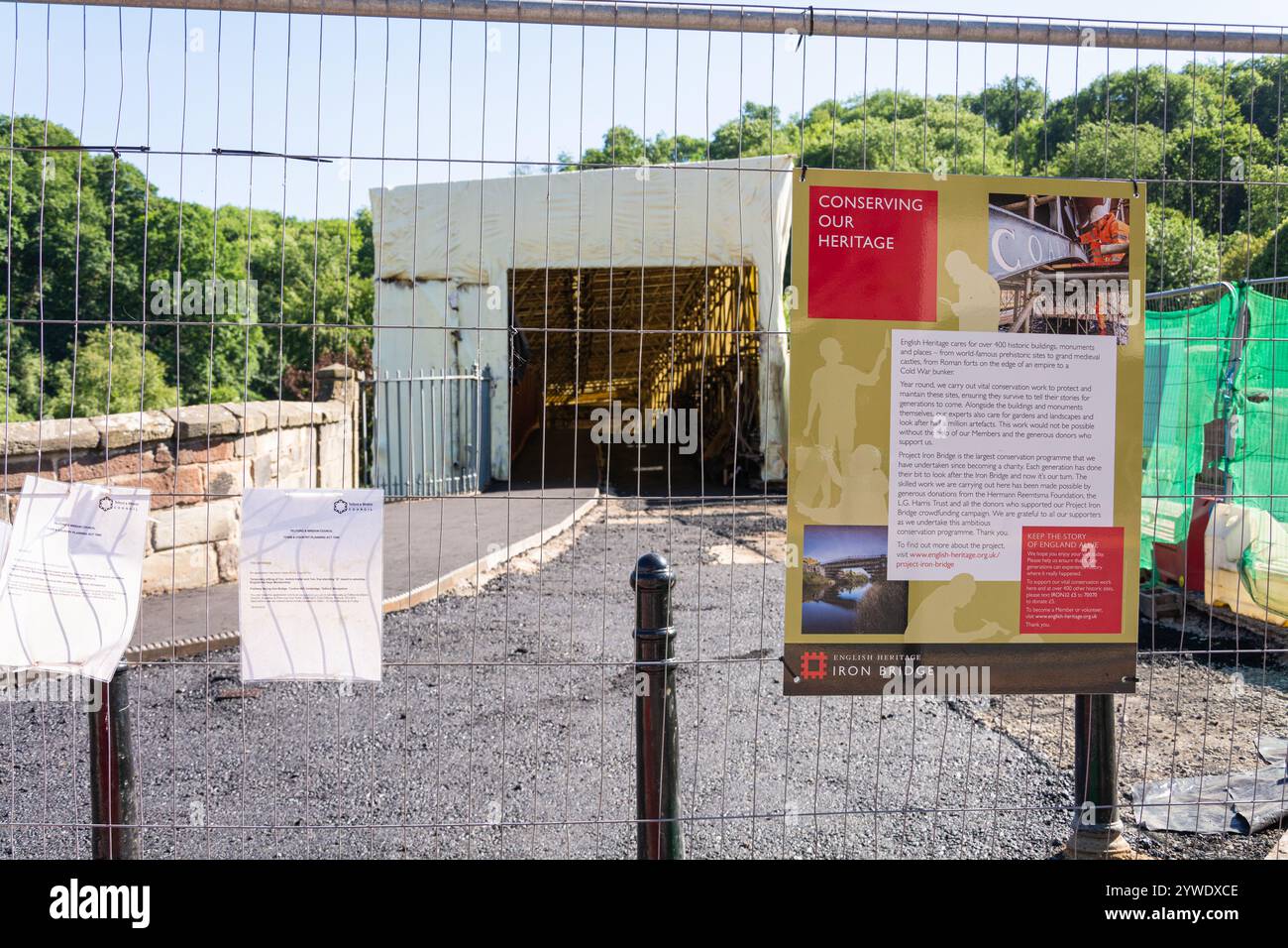 Ironbridge, Shropshire, Regno Unito, 22-06-2018. L'iconico ponte recintato durante i lavori di ristrutturazione. Un poster dice: "Conservare il nostro patrimonio". Foto Stock