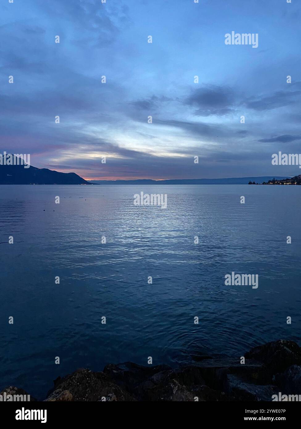 Splendida vista sul lago, tramonto su Montreux, Svizzera - Immagine stock catturata con smartphone