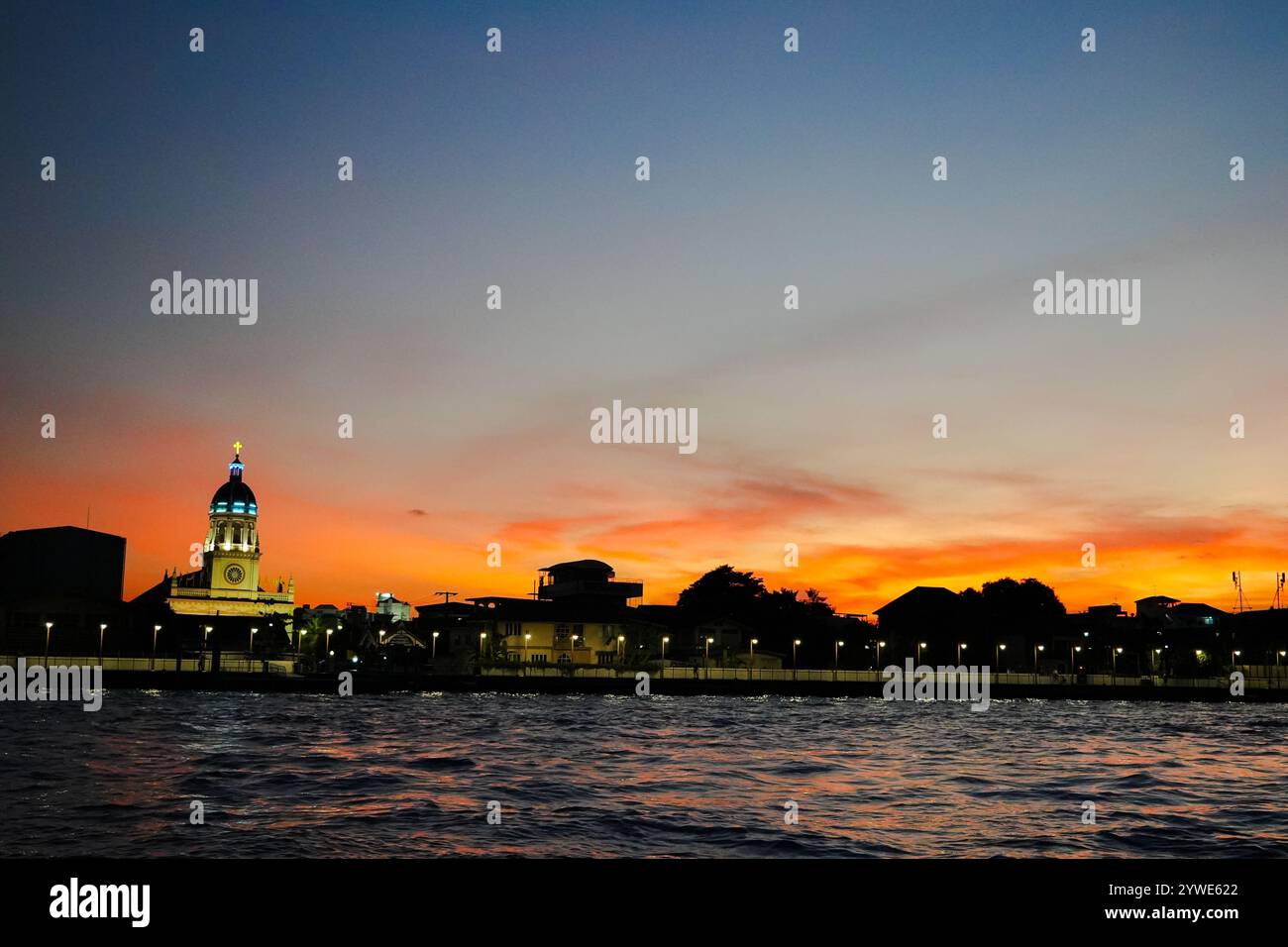 Bangkok, Thailandia, 21 novembre 2024: Chiesa di Santa Cruz di notte, vicino al fiume Chao Phraya, scattata di notte Foto Stock