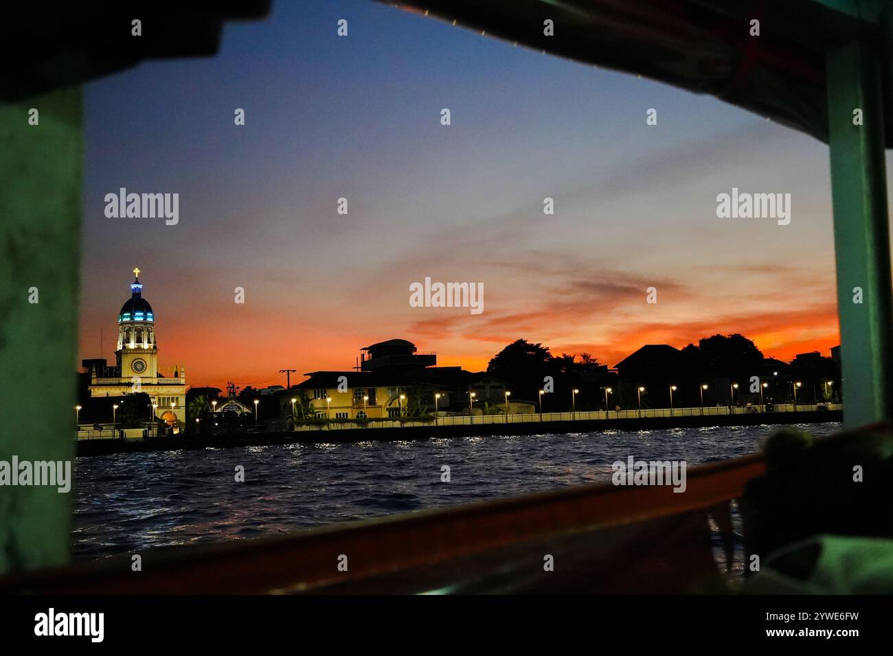 Bangkok, Thailandia, 21 novembre 2024: Chiesa di Santa Cruz di notte, vicino al fiume Chao Phraya, scattata di notte Foto Stock