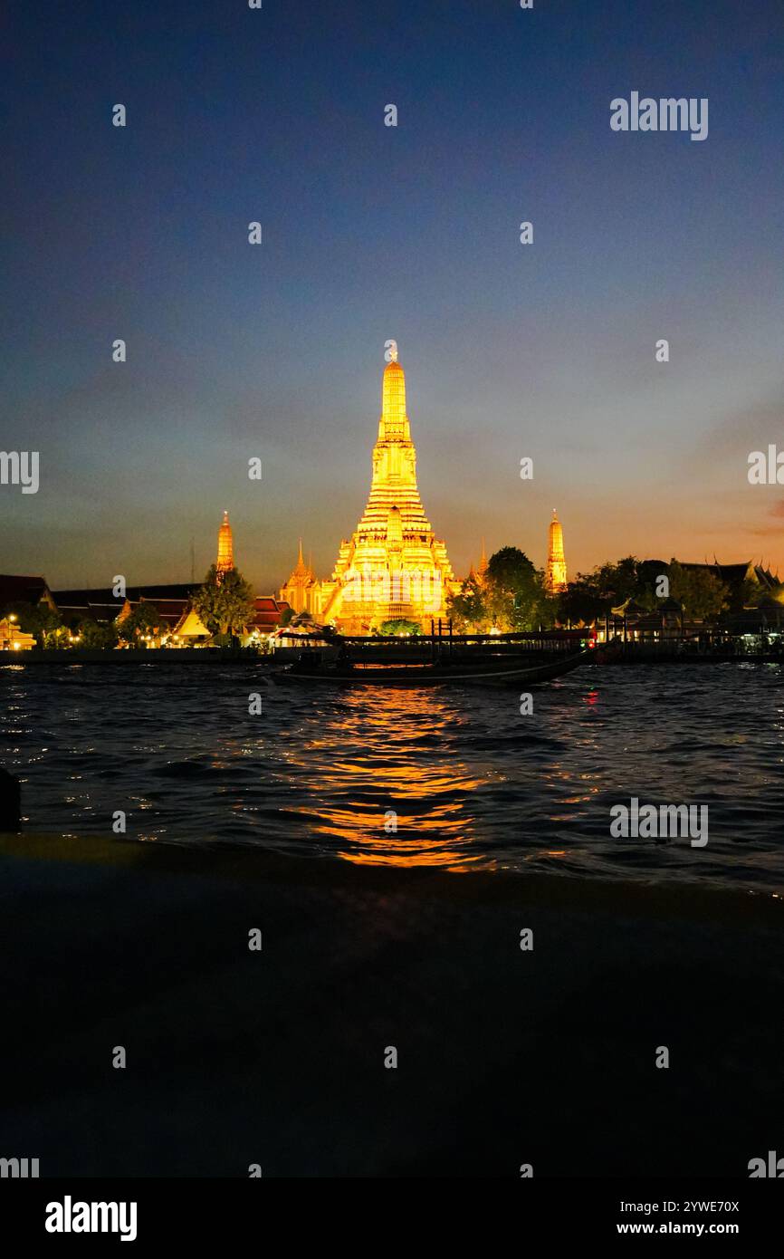 Tempio buddista Wat Arun o Ratchawararam Ratchawaramahawihan. Il Tempio dell'Alba, famoso punto di riferimento turistico illuminato di sera. Bangkok, Thailandia Foto Stock