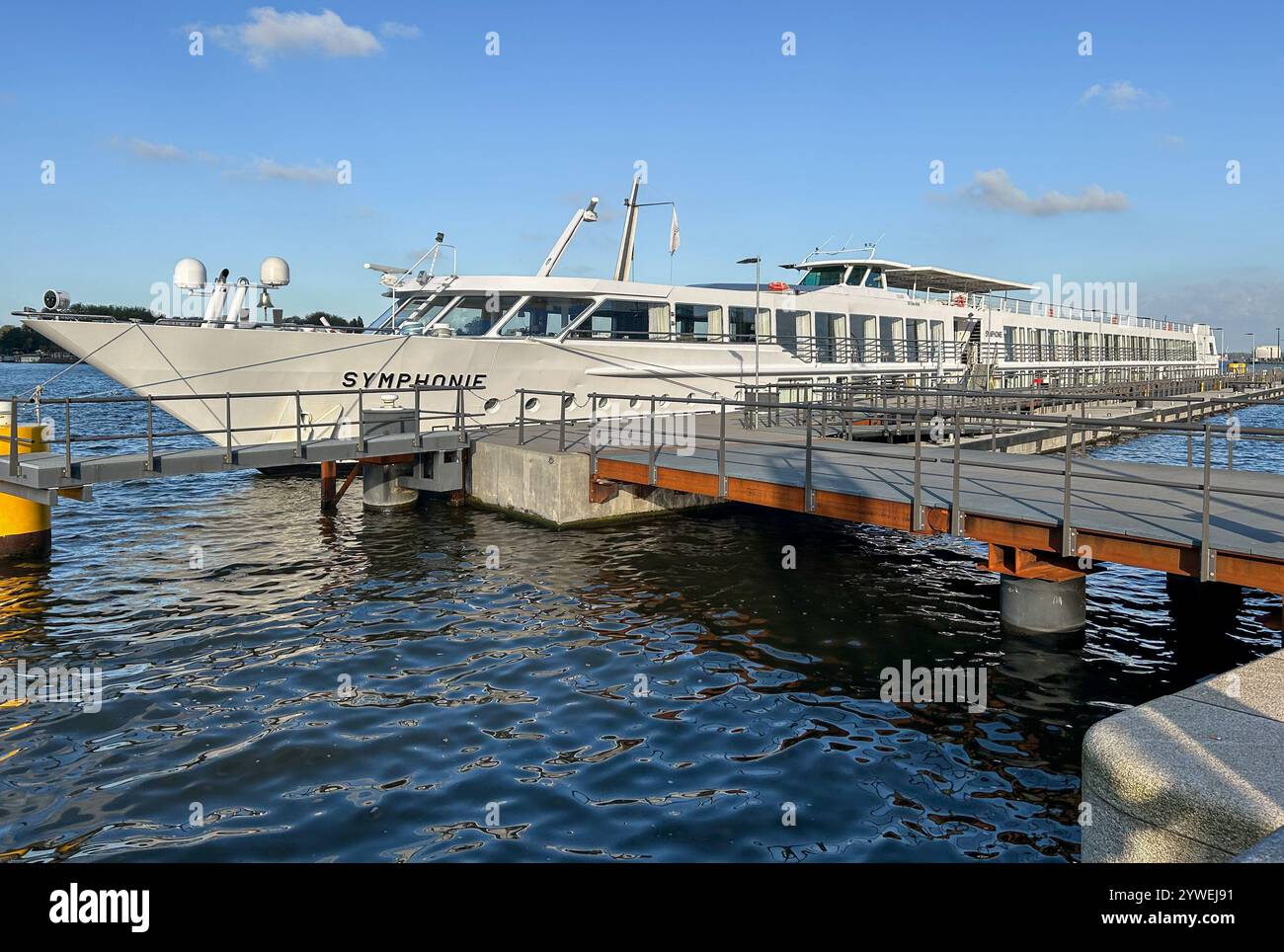 Amsterdam, Paesi Bassi: la nave da crociera fluviale SYMPHONIE gestita dall'operatore di crociere francese CroisiEurope per crociere lungo i fiumi europei - Immagine stock catturata con smartphone