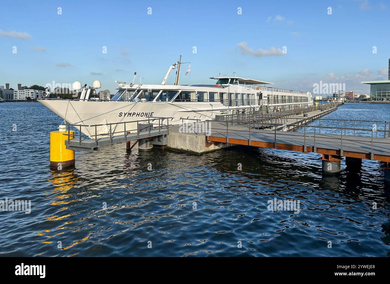 Amsterdam, Paesi Bassi: la nave da crociera fluviale SYMPHONIE gestita dall'operatore di crociere francese CroisiEurope per crociere lungo i fiumi europei - Immagine stock catturata con smartphone