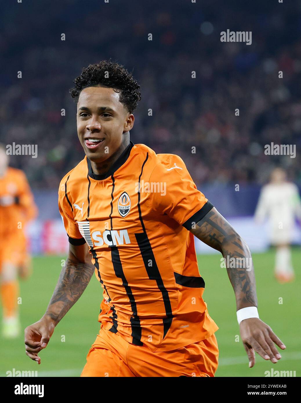 Gelsenkirchen, Ger. 10 dicembre 2024. Bild: V.l. Torschuetze Kevin (Shakhtar Donetsk, 37), Jubel nach seinem Tor zum 1:0, jubelnd, bejubelt, jubelt, jubeln, Emotionen 10.12.2024, Fussball, Champions League, Schachtar Donezk - Bayern Muenchen, GER, Gelsenkirchen, Arena AufSchalke. Credito: HMB Media/Alamy Live News Foto Stock