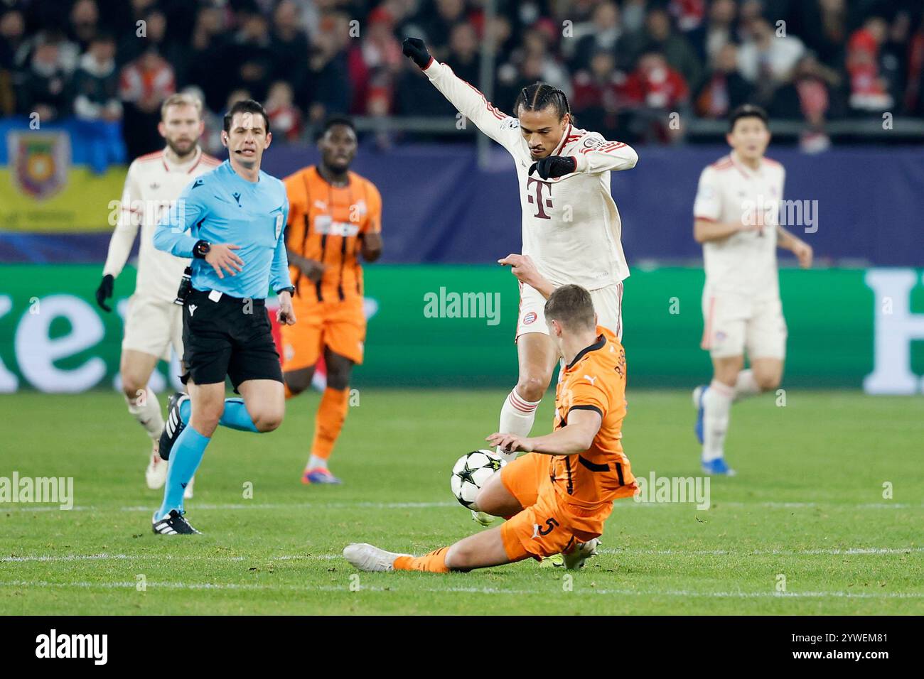 Gelsenkirchen, Ger. 10 dicembre 2024. Bild: V.l. Leroy sane (FC Bayern Muenchen, 10) und Valeriy Bondar (Shakhtar Donetsk, 5), 10.12.2024, Fussball, Champions League, Schachtar Donezk - Bayern Muenchen, GER, Gelsenkirchen, Arena AufSchalke. Credito: HMB Media/Alamy Live News Foto Stock