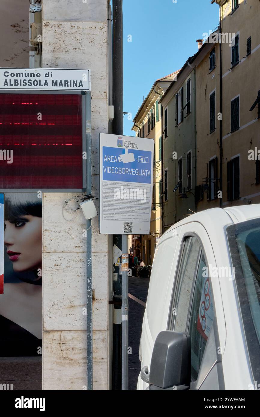 Savona. Italia - 11 dicembre 2024: Avviso di sorveglianza urbana ad Albissola Marina Foto Stock