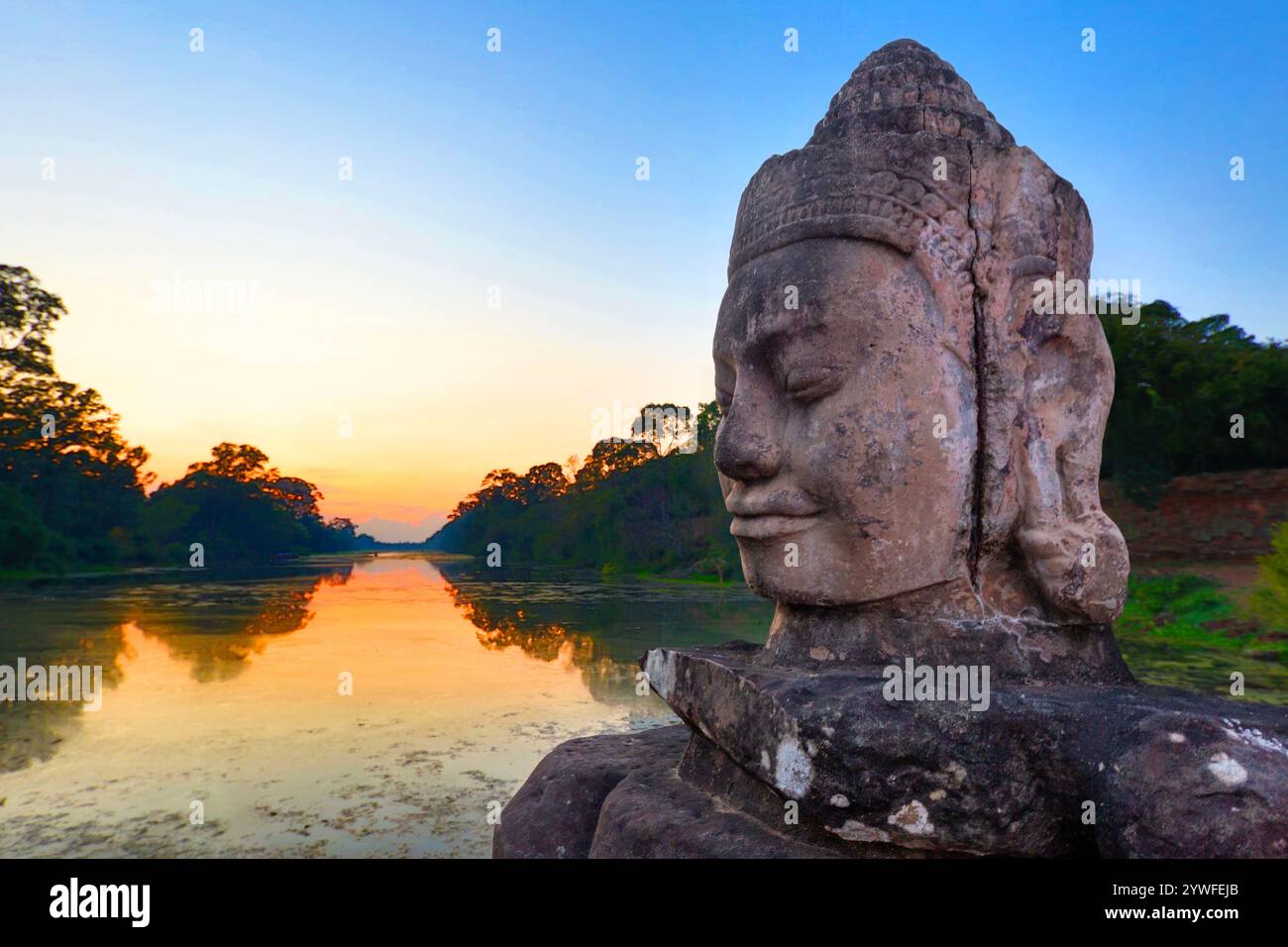 Tramonto alla porta Sud di Angkor Wat a Siem Reap, Cambogia Foto Stock