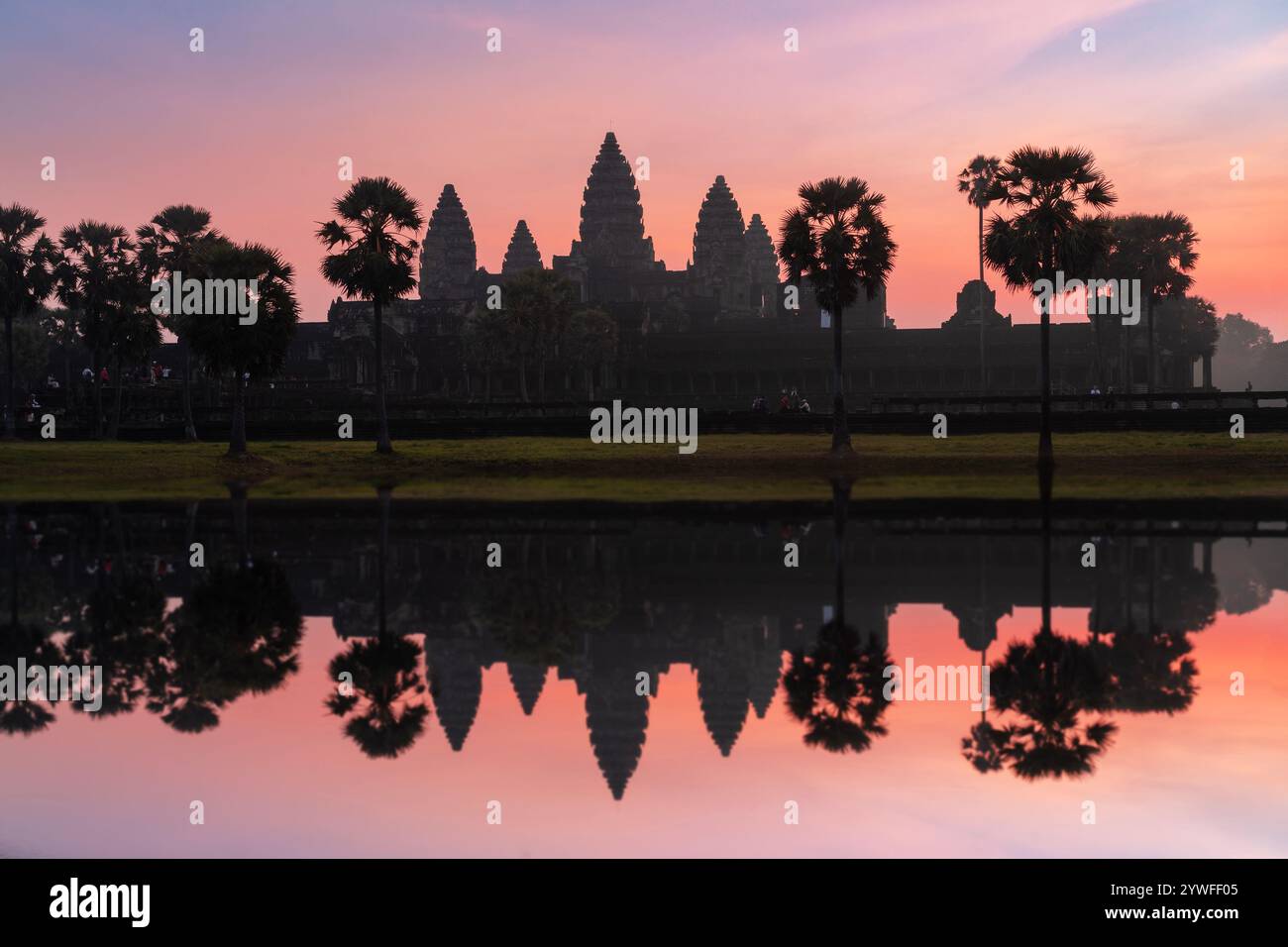 Complesso del tempio di Angkor Wat all'alba con il suo riflesso in acqua, a Siem Reap, Cambogia Foto Stock