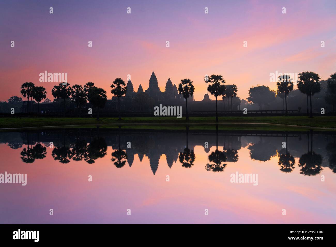 Complesso del tempio di Angkor Wat all'alba con il suo riflesso in acqua, a Siem Reap, Cambogia Foto Stock