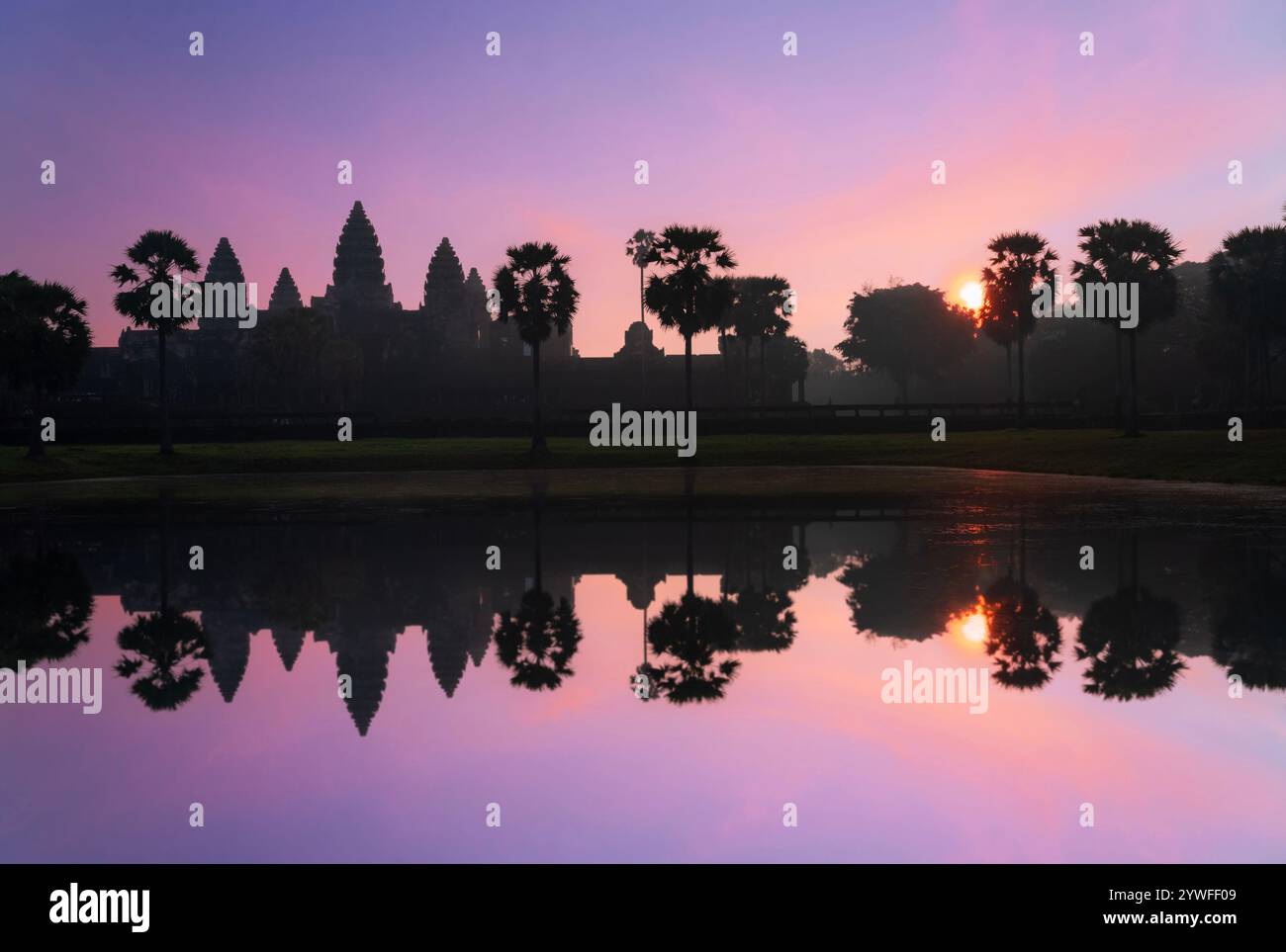Complesso del tempio di Angkor Wat all'alba con il suo riflesso in acqua, a Siem Reap, Cambogia Foto Stock