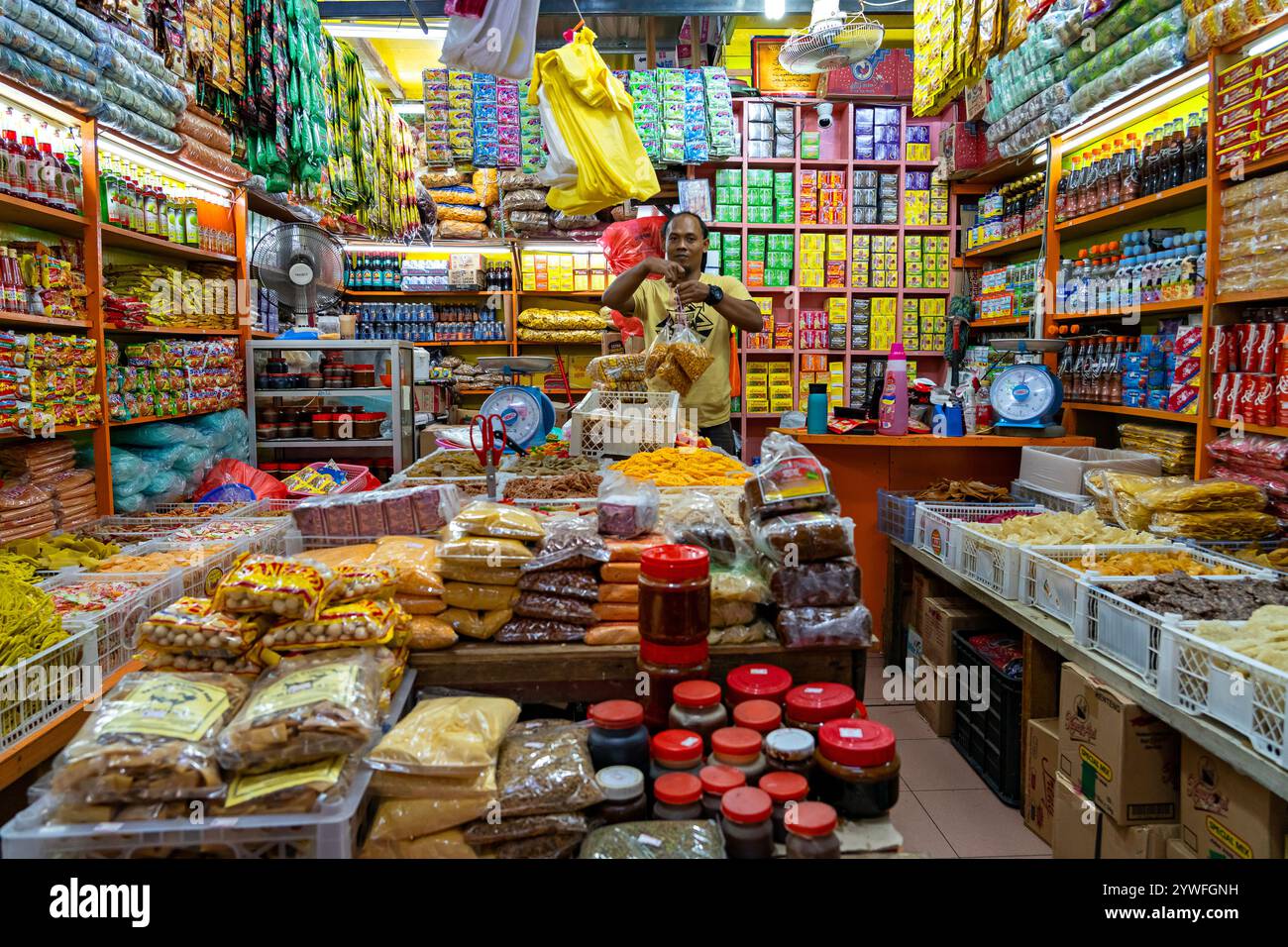 Negozio di alimentari locale in vecchio stile nella città vecchia di Kuala Lumpur, Malesia Foto Stock