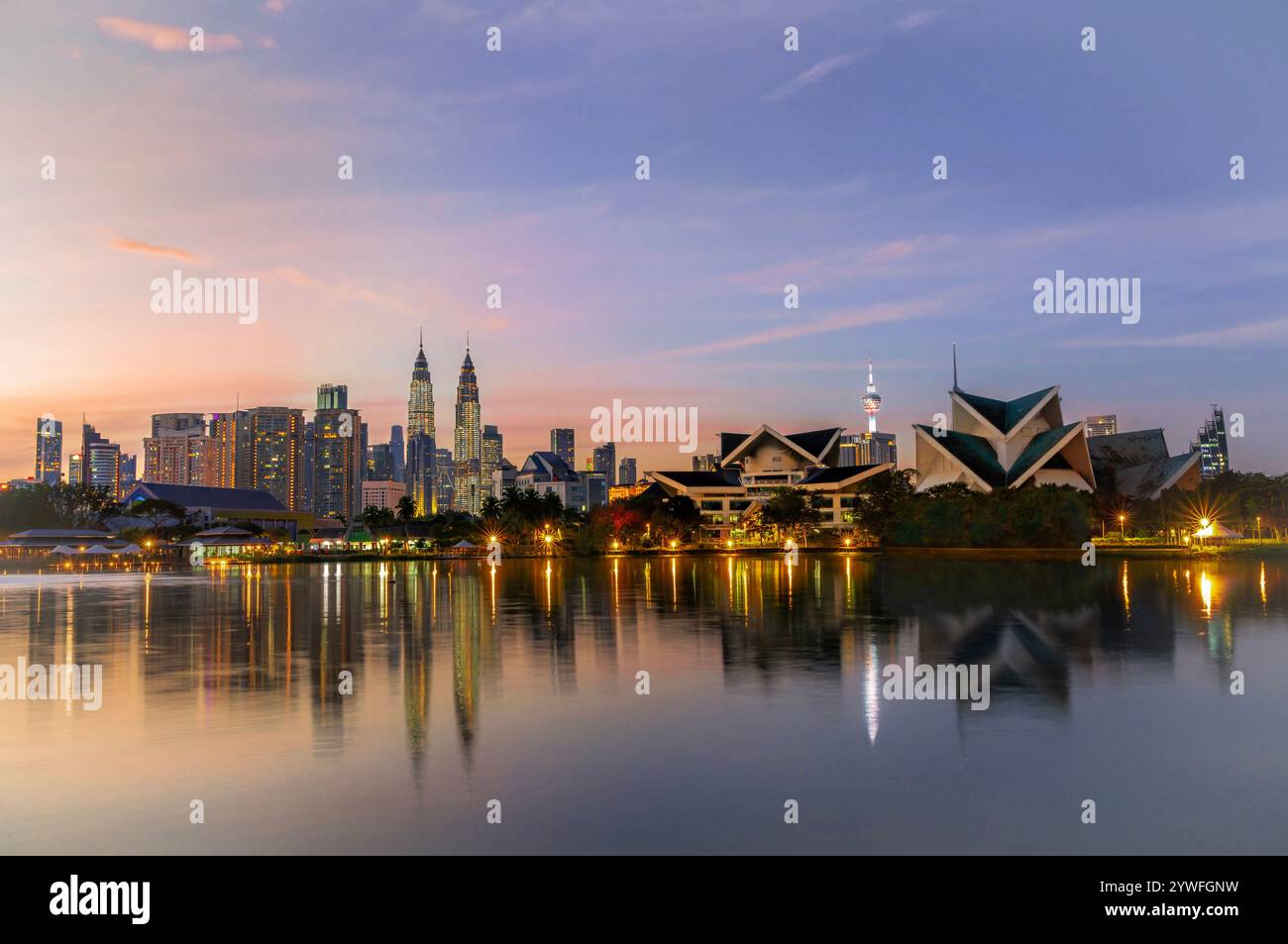 Skyline di Kuala Lumpur con il suo riflesso nello stagno, Kuala Lumpur, Malesia Foto Stock